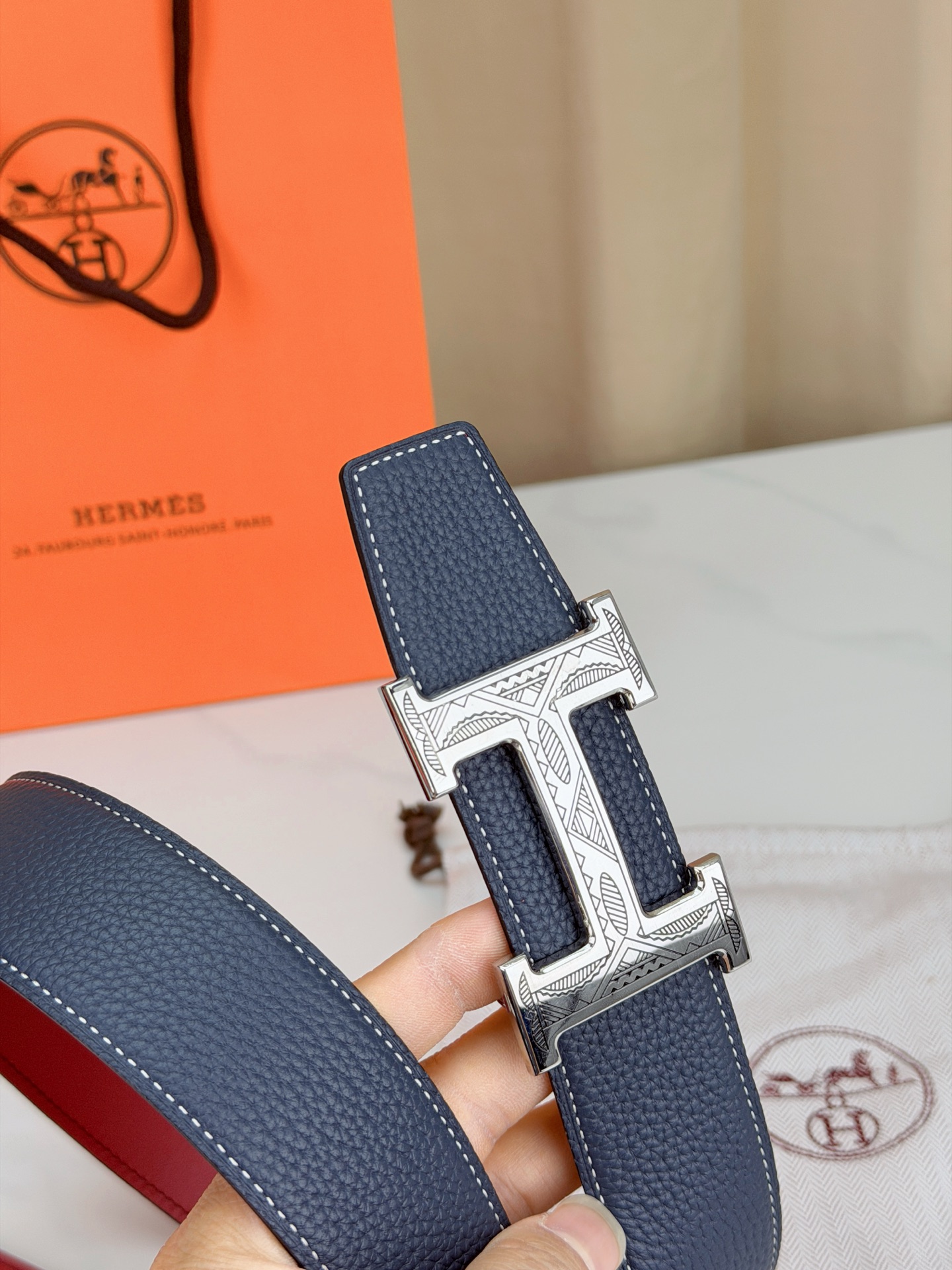 3.8宽精品钢扣，爱马仕尊享腰带。枣红皮革底经典永恒，银黑 金黑H扣奢华夺目，雕花民族风纹饰独特，橙色纸