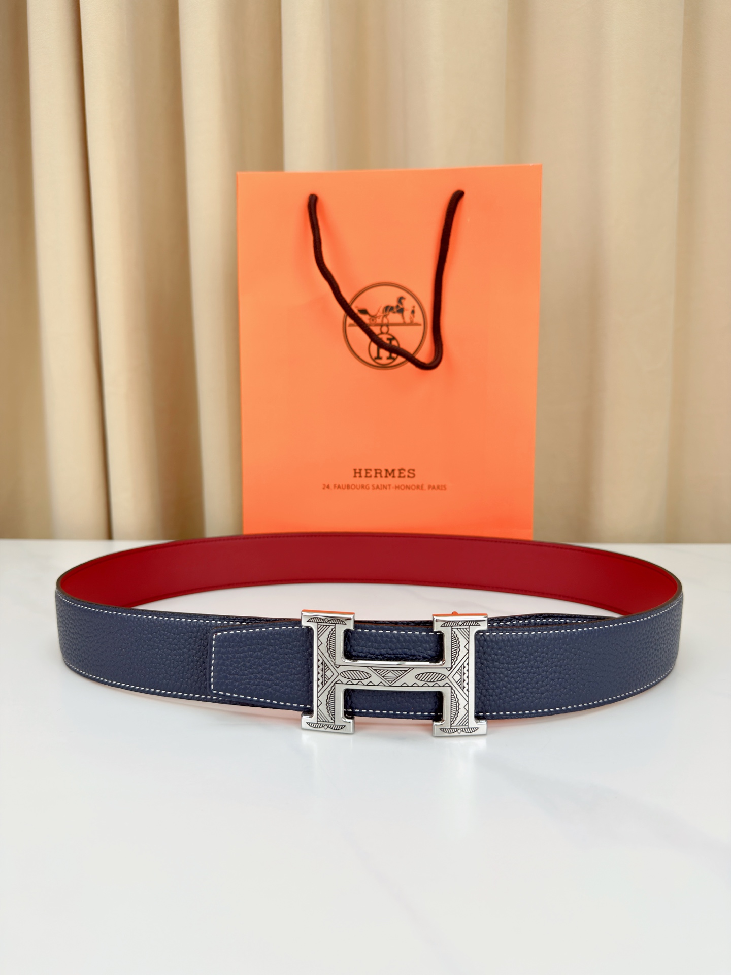 3.8宽精品钢扣，爱马仕尊享腰带。枣红皮革底经典永恒，银黑 金黑H扣奢华夺目，雕花民族风纹饰独特，橙色纸