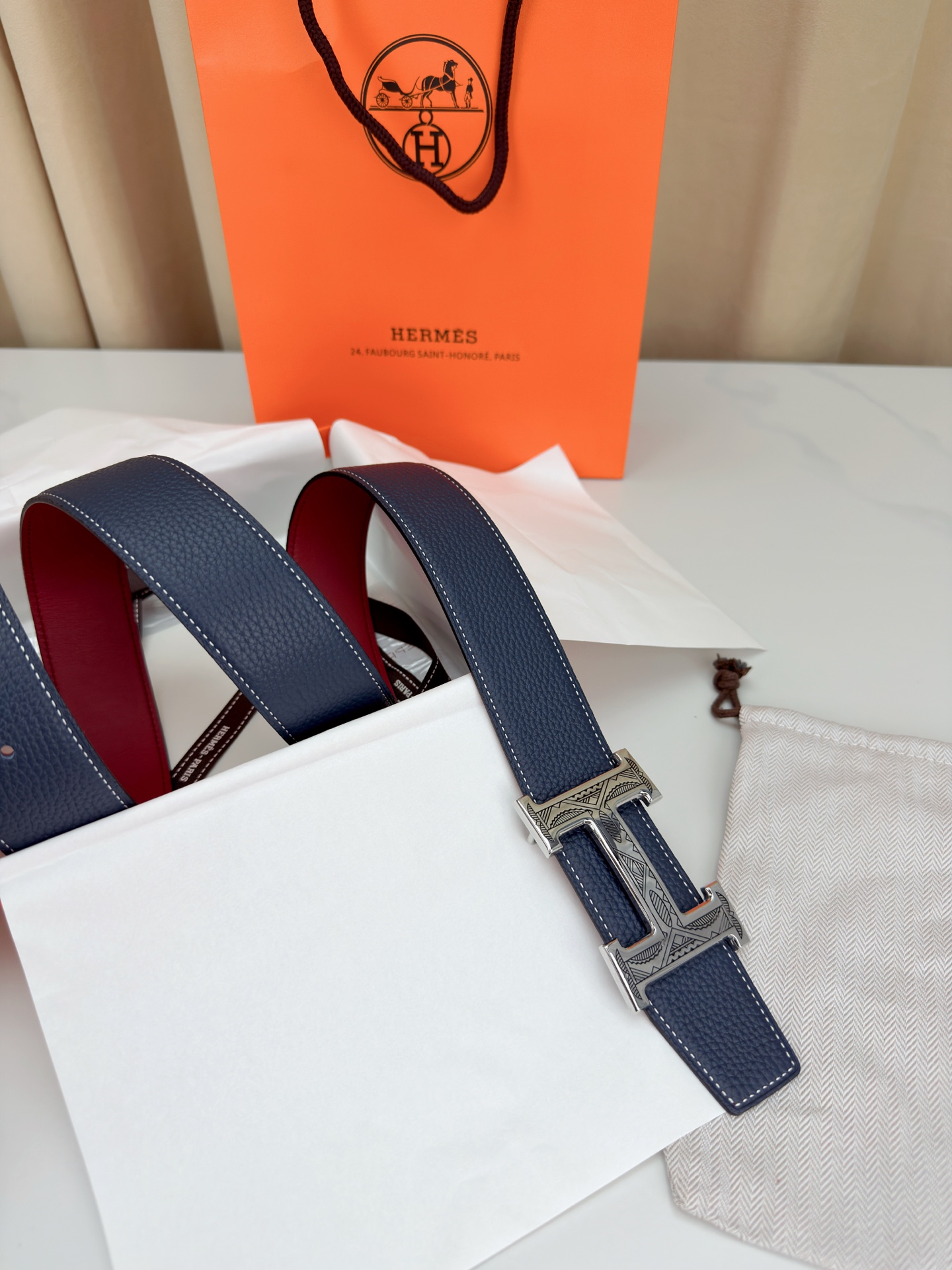 3.8宽精品钢扣，爱马仕尊享腰带。枣红皮革底经典永恒，银黑 金黑H扣奢华夺目，雕花民族风纹饰独特，橙色纸