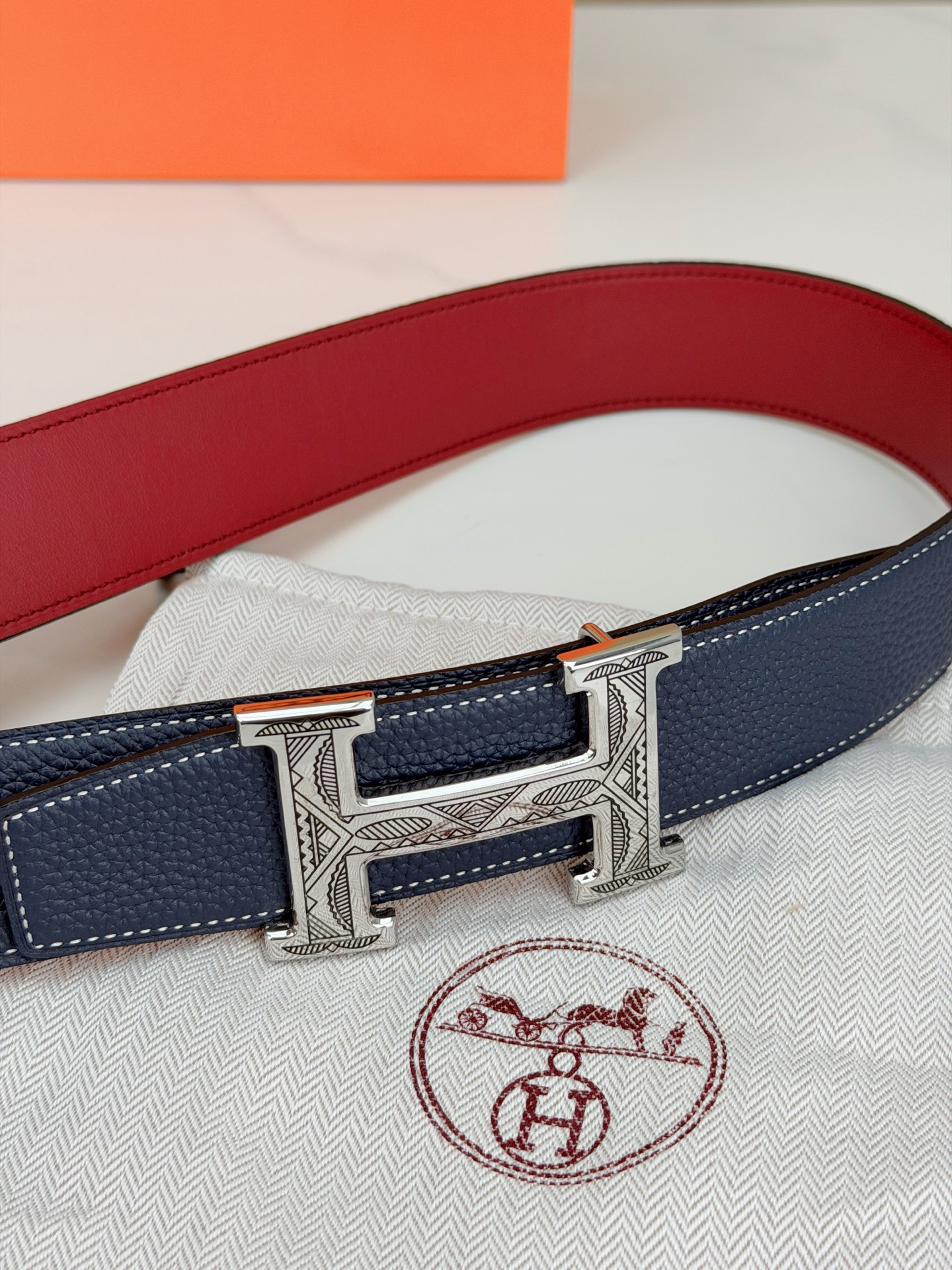 3.8宽精品钢扣，爱马仕尊享腰带。枣红皮革底经典永恒，银黑 金黑H扣奢华夺目，雕花民族风纹饰独特，橙色纸