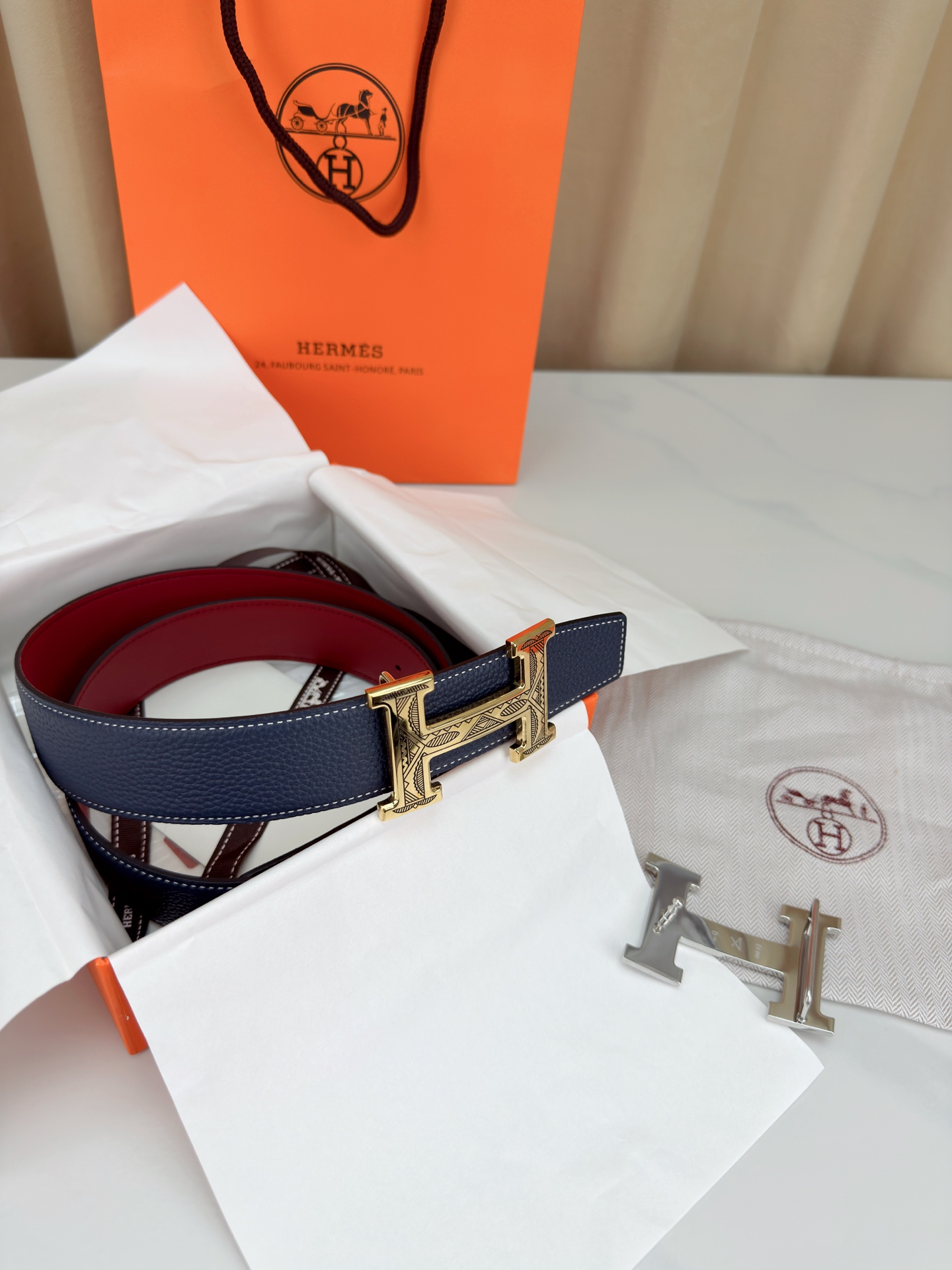 3.8宽精品钢扣，爱马仕尊享腰带。枣红皮革底经典永恒，银黑 金黑H扣奢华夺目，雕花民族风纹饰独特，橙色纸