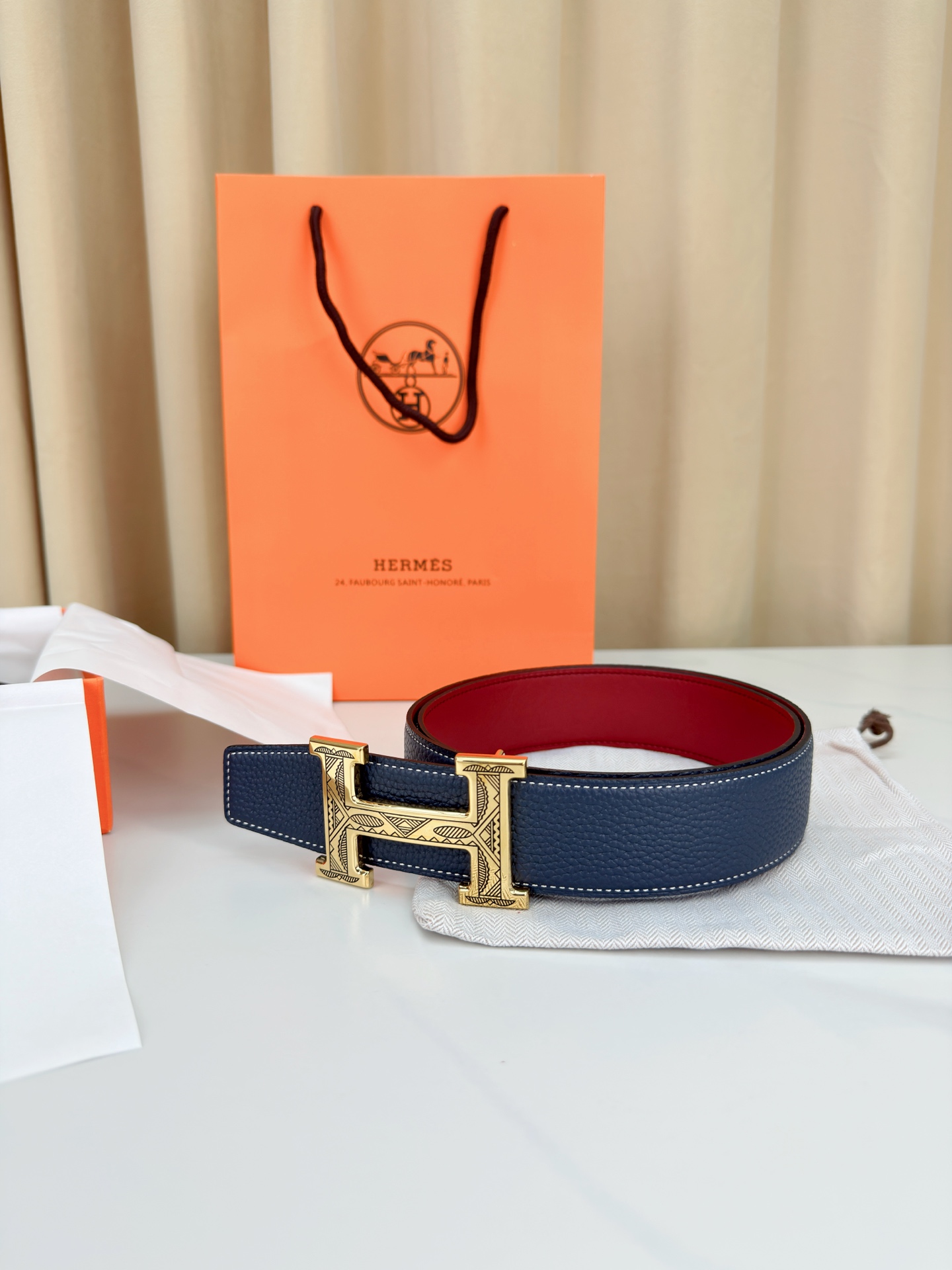 3.8宽精品钢扣，爱马仕尊享腰带。枣红皮革底经典永恒，银黑 金黑H扣奢华夺目，雕花民族风纹饰独特，橙色纸