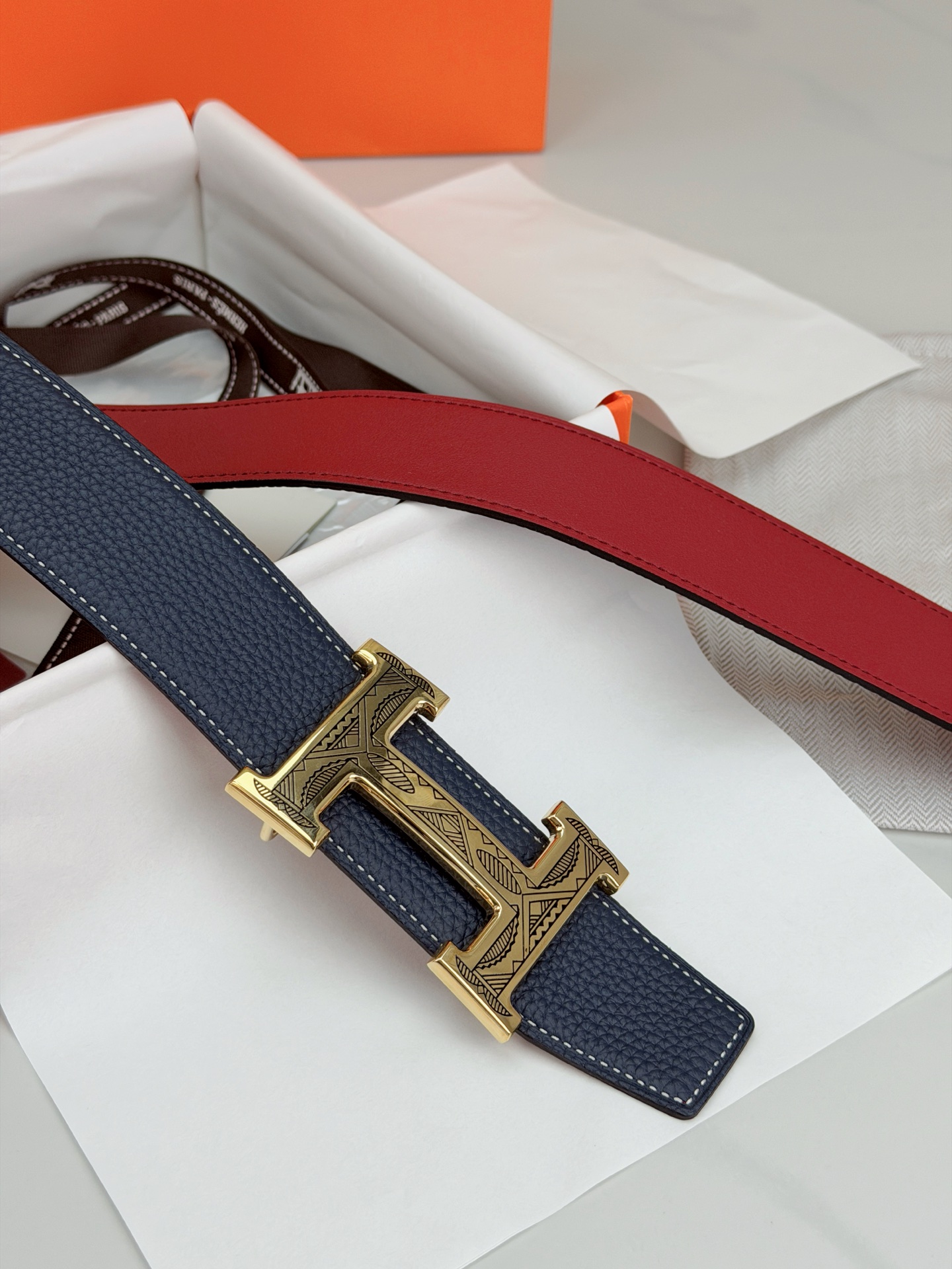 3.8宽精品钢扣，爱马仕尊享腰带。枣红皮革底经典永恒，银黑 金黑H扣奢华夺目，雕花民族风纹饰独特，橙色纸