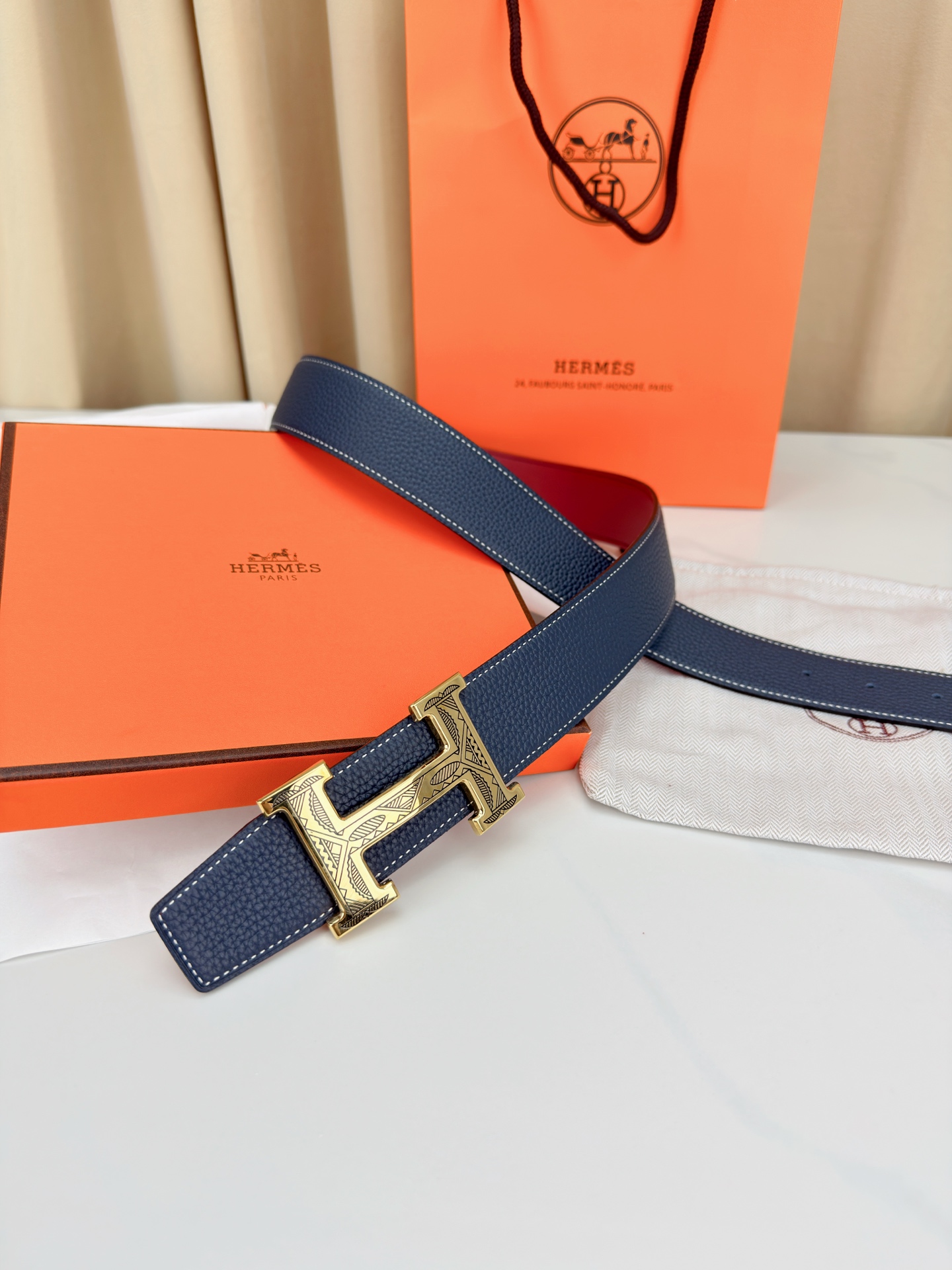3.8宽精品钢扣，爱马仕尊享腰带。枣红皮革底经典永恒，银黑 金黑H扣奢华夺目，雕花民族风纹饰独特，橙色纸