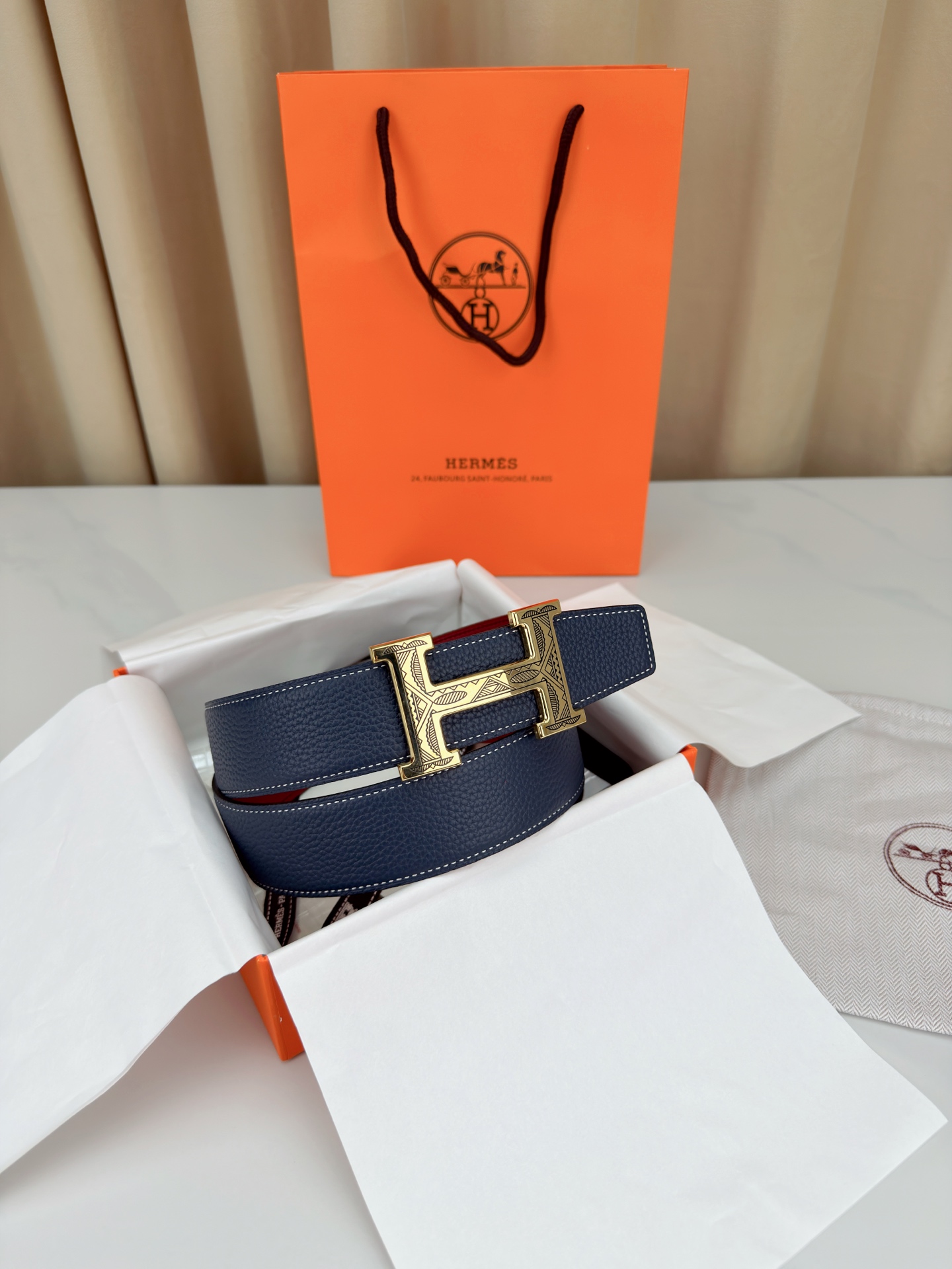 3.8宽精品钢扣，爱马仕尊享腰带。枣红皮革底经典永恒，银黑 金黑H扣奢华夺目，雕花民族风纹饰独特，橙色纸