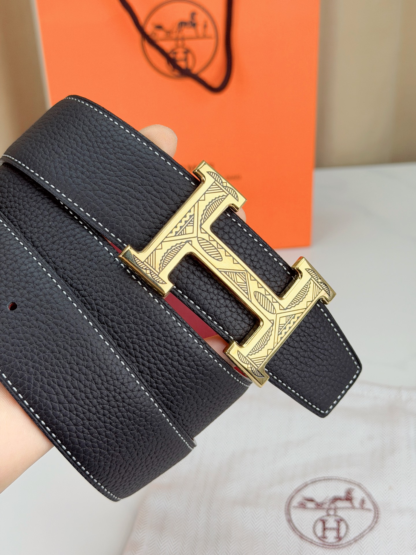 3.8宽精品钢扣，爱马仕尊享腰带。枣红皮革底经典永恒，银黑 金黑H扣奢华夺目，雕花民族风纹饰独特，橙色纸