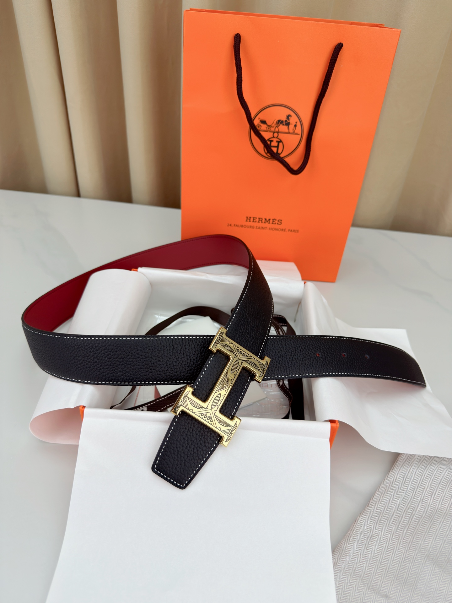 3.8宽精品钢扣，爱马仕尊享腰带。枣红皮革底经典永恒，银黑 金黑H扣奢华夺目，雕花民族风纹饰独特，橙色纸