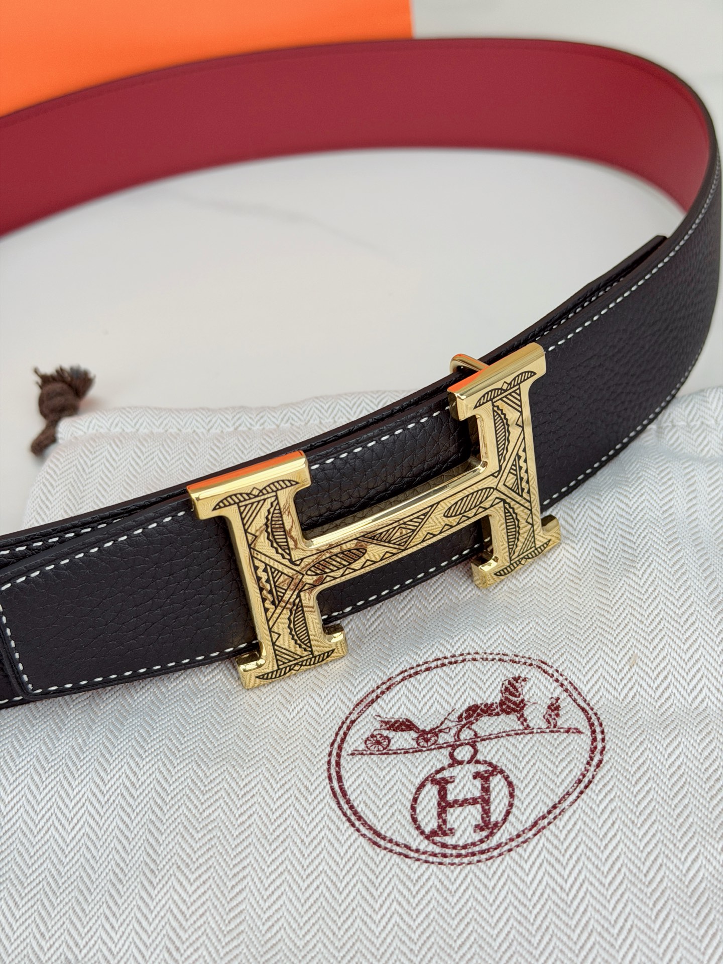3.8宽精品钢扣，爱马仕尊享腰带。枣红皮革底经典永恒，银黑 金黑H扣奢华夺目，雕花民族风纹饰独特，橙色纸