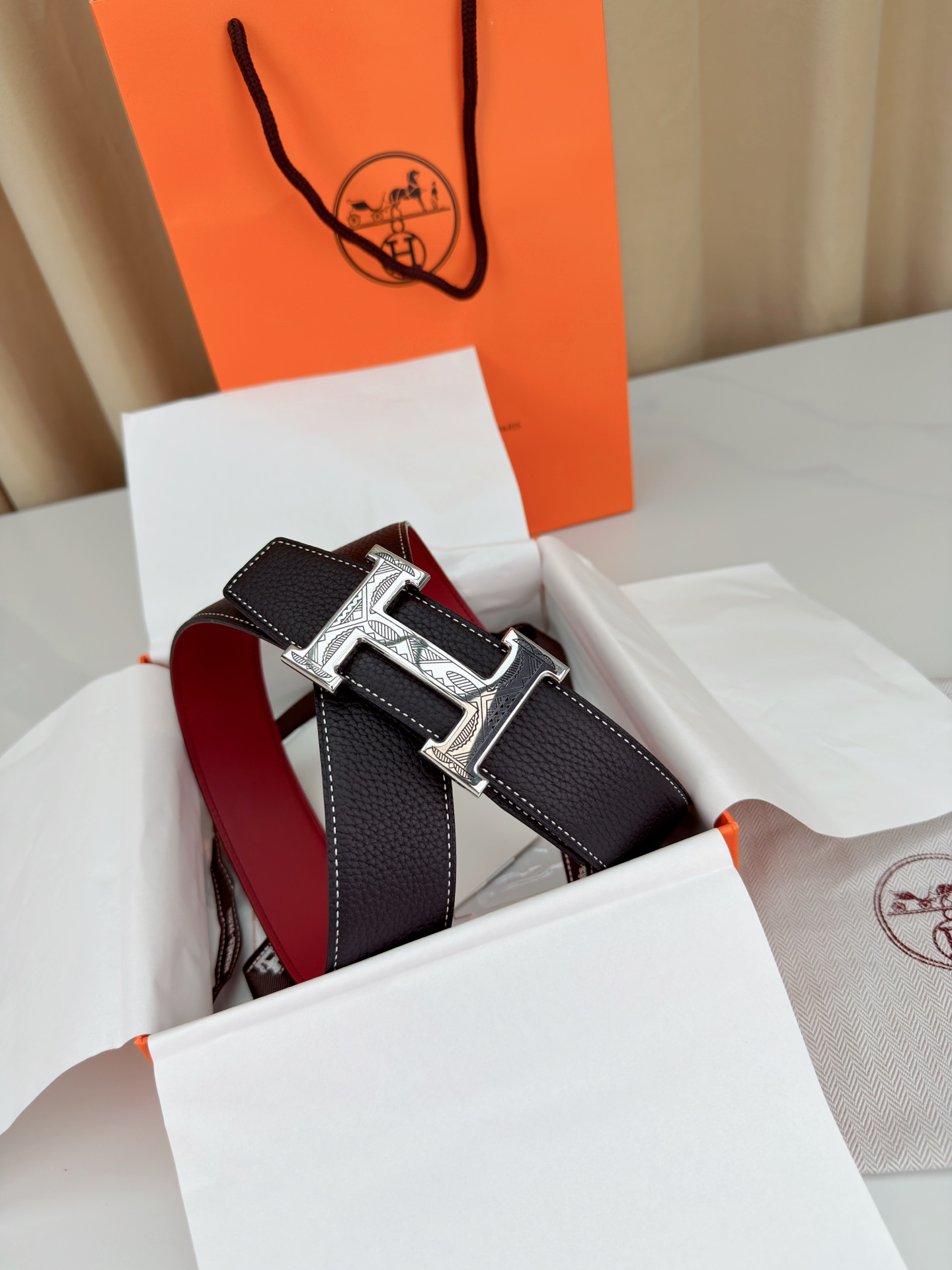 3.8宽精品钢扣，爱马仕尊享腰带。枣红皮革底经典永恒，银黑 金黑H扣奢华夺目，雕花民族风纹饰独特，橙色纸