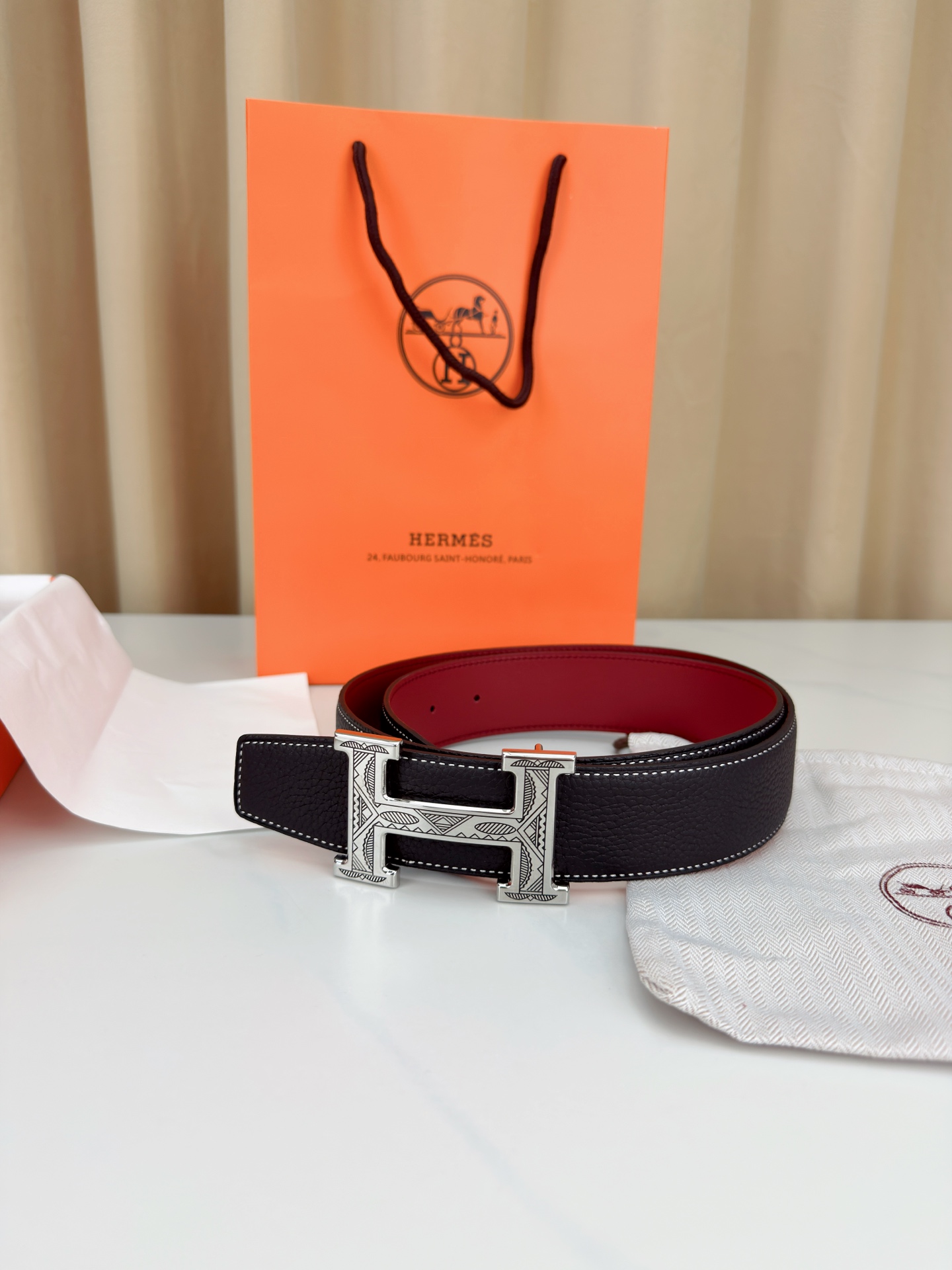 3.8宽精品钢扣，爱马仕尊享腰带。枣红皮革底经典永恒，银黑 金黑H扣奢华夺目，雕花民族风纹饰独特，橙色纸