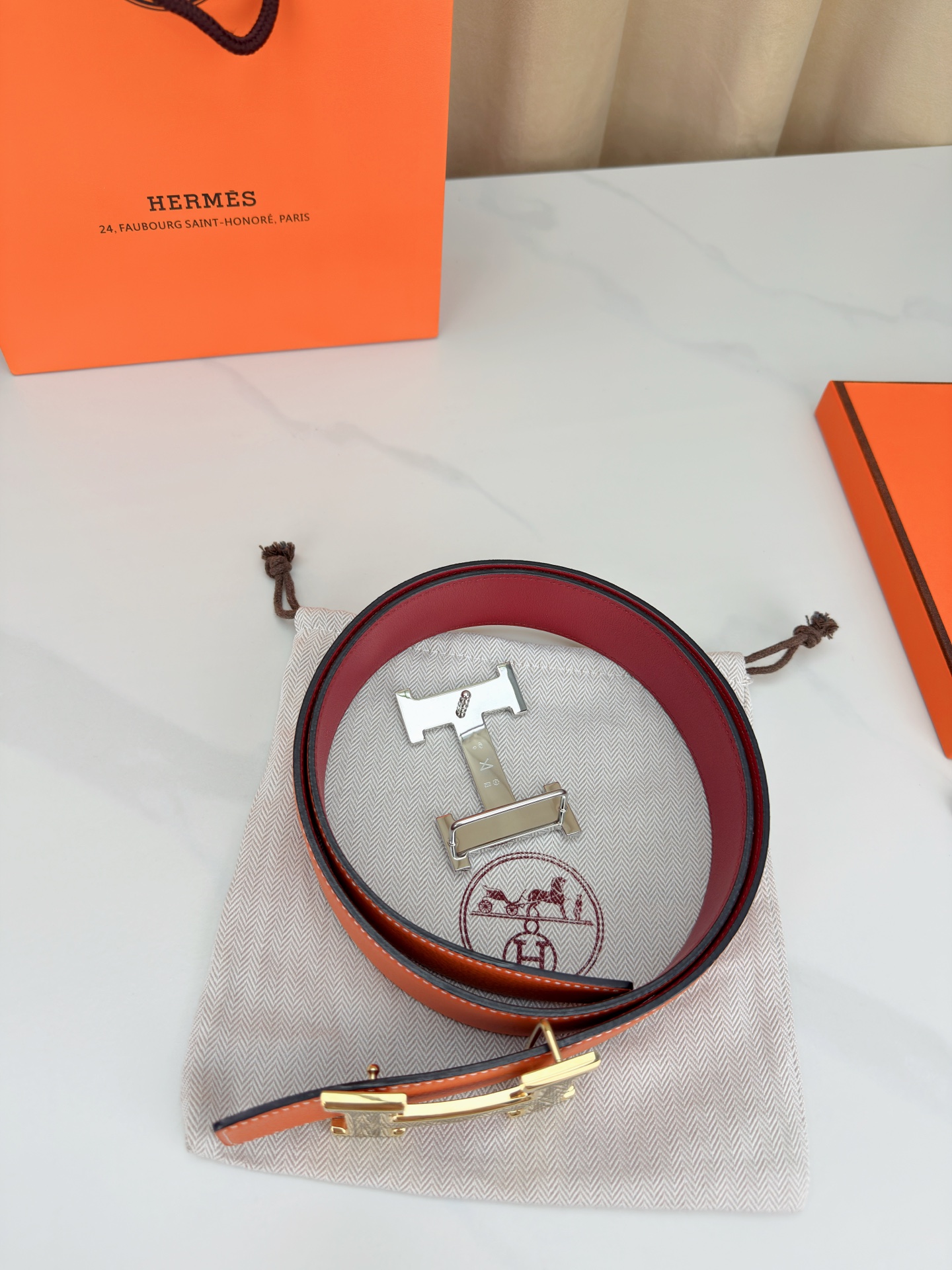 3.8宽精品钢扣，爱马仕尊享腰带。枣红皮革底经典永恒，银黑 金黑H扣奢华夺目，雕花民族风纹饰独特，橙色纸