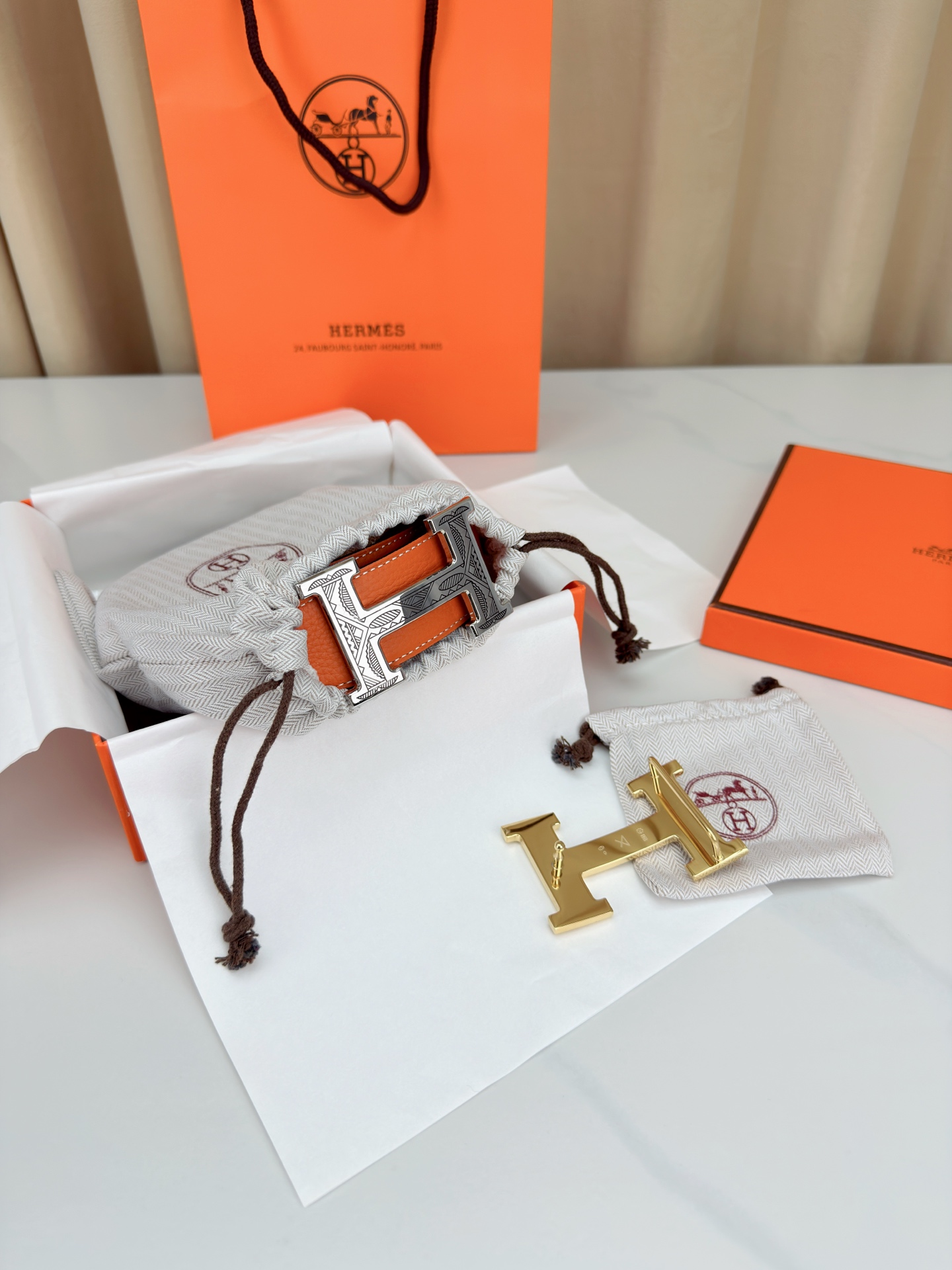 3.8宽精品钢扣，爱马仕尊享腰带。枣红皮革底经典永恒，银黑 金黑H扣奢华夺目，雕花民族风纹饰独特，橙色纸