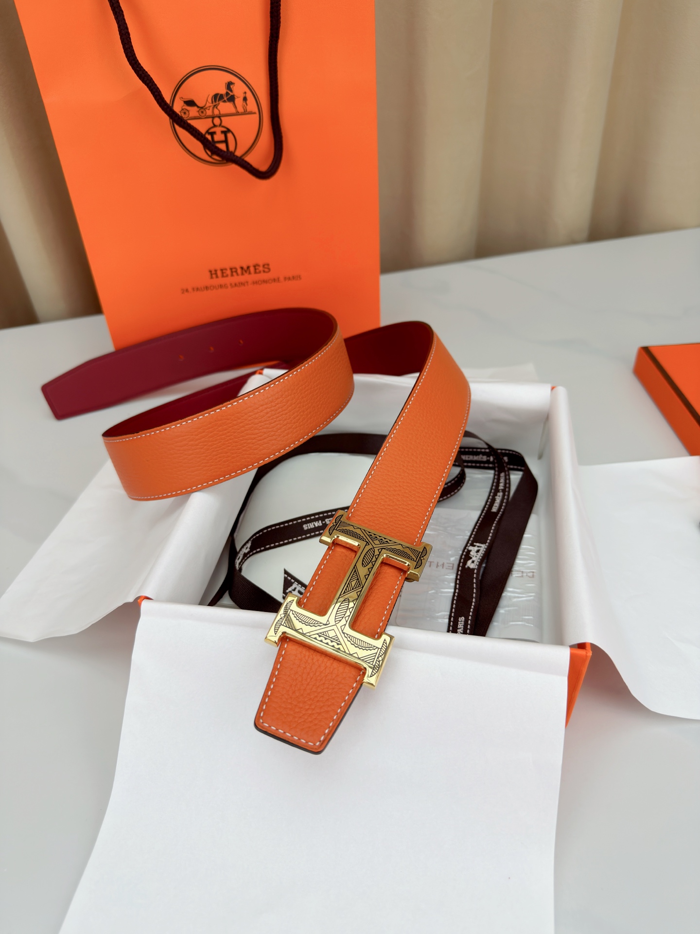 3.8宽精品钢扣，爱马仕尊享腰带。枣红皮革底经典永恒，银黑 金黑H扣奢华夺目，雕花民族风纹饰独特，橙色纸
