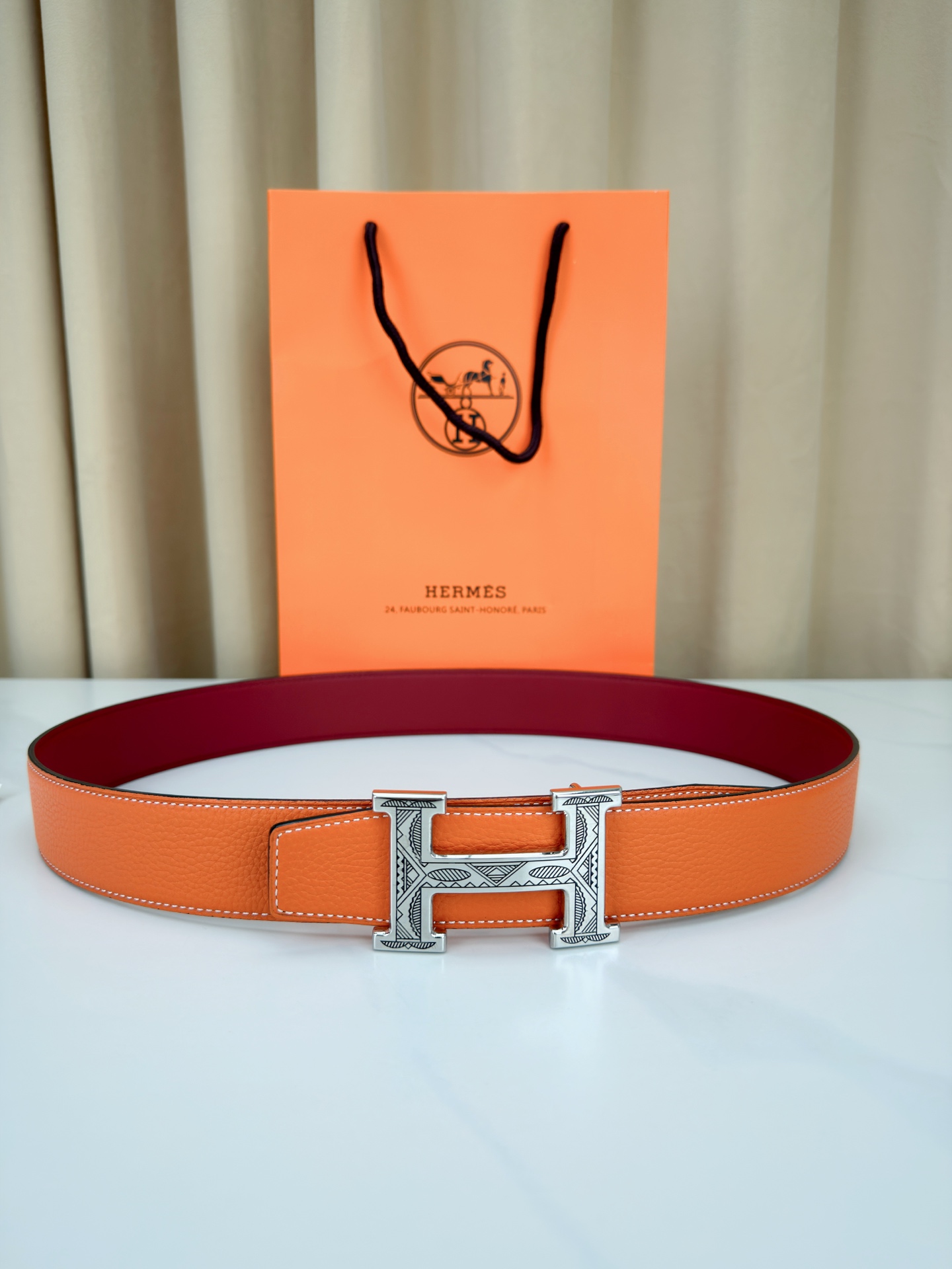 3.8宽精品钢扣，爱马仕尊享腰带。枣红皮革底经典永恒，银黑 金黑H扣奢华夺目，雕花民族风纹饰独特，橙色纸