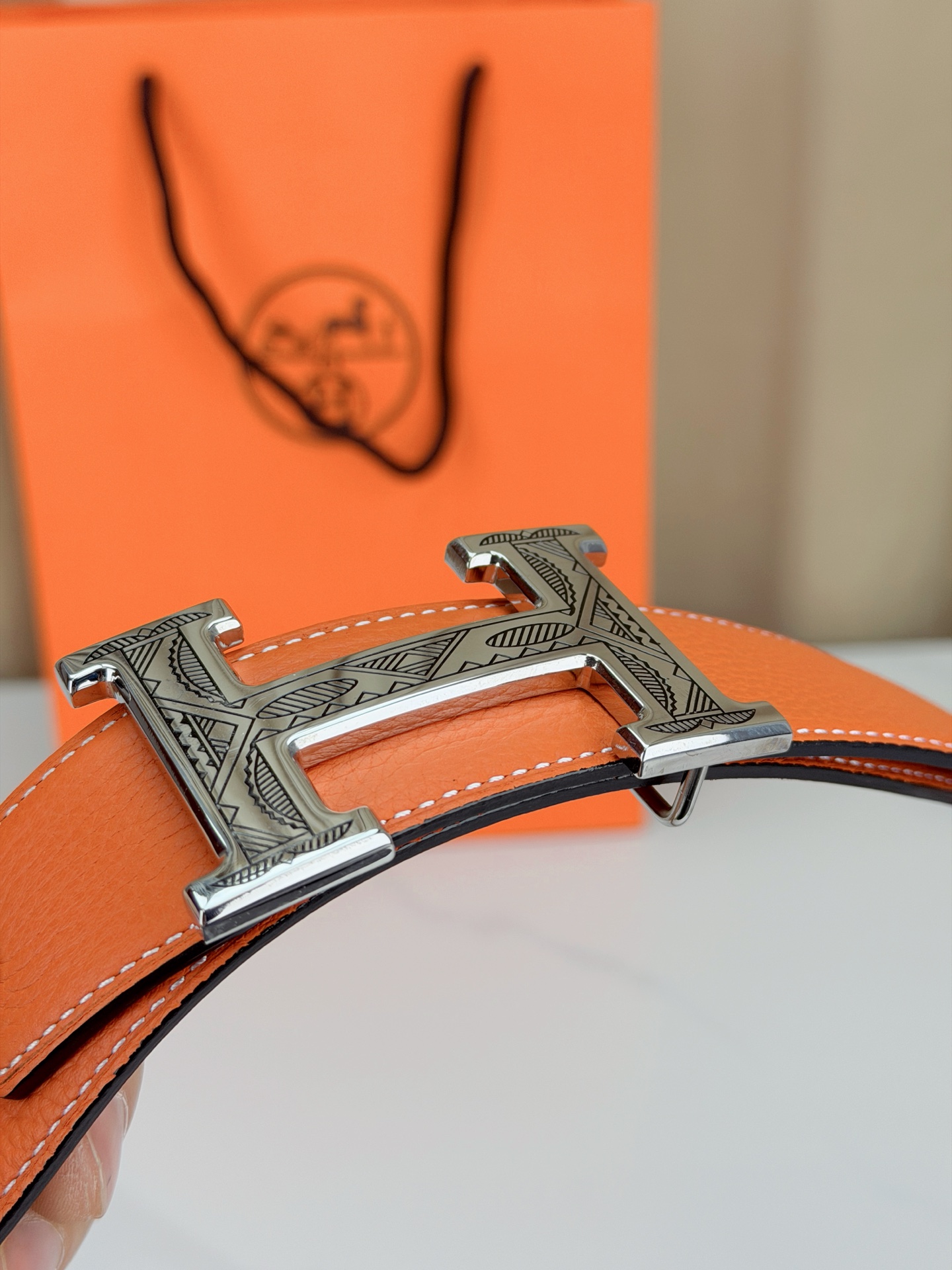 3.8宽精品钢扣，爱马仕尊享腰带。枣红皮革底经典永恒，银黑 金黑H扣奢华夺目，雕花民族风纹饰独特，橙色纸