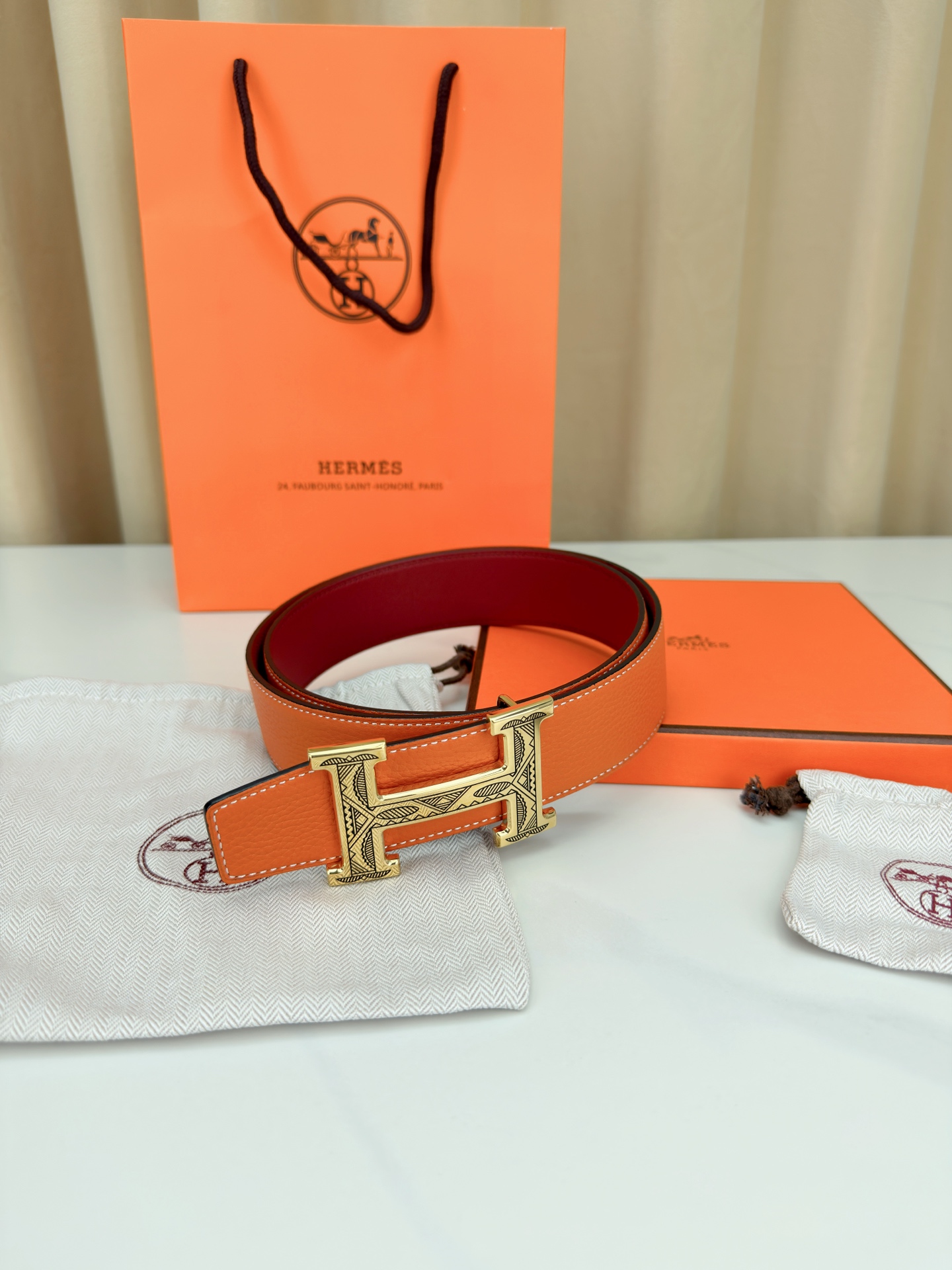 3.8宽精品钢扣，爱马仕尊享腰带。枣红皮革底经典永恒，银黑 金黑H扣奢华夺目，雕花民族风纹饰独特，橙色纸