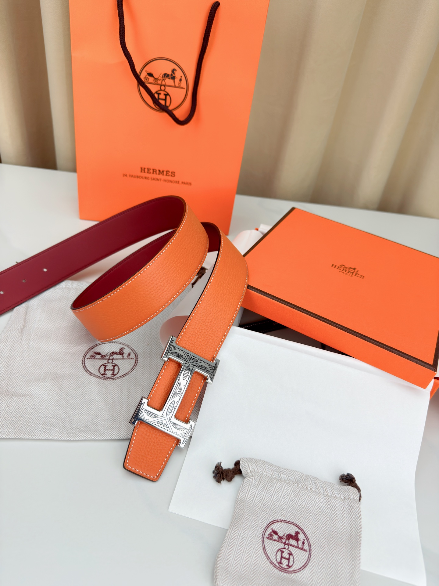 3.8宽精品钢扣，爱马仕尊享腰带。枣红皮革底经典永恒，银黑 金黑H扣奢华夺目，雕花民族风纹饰独特，橙色纸