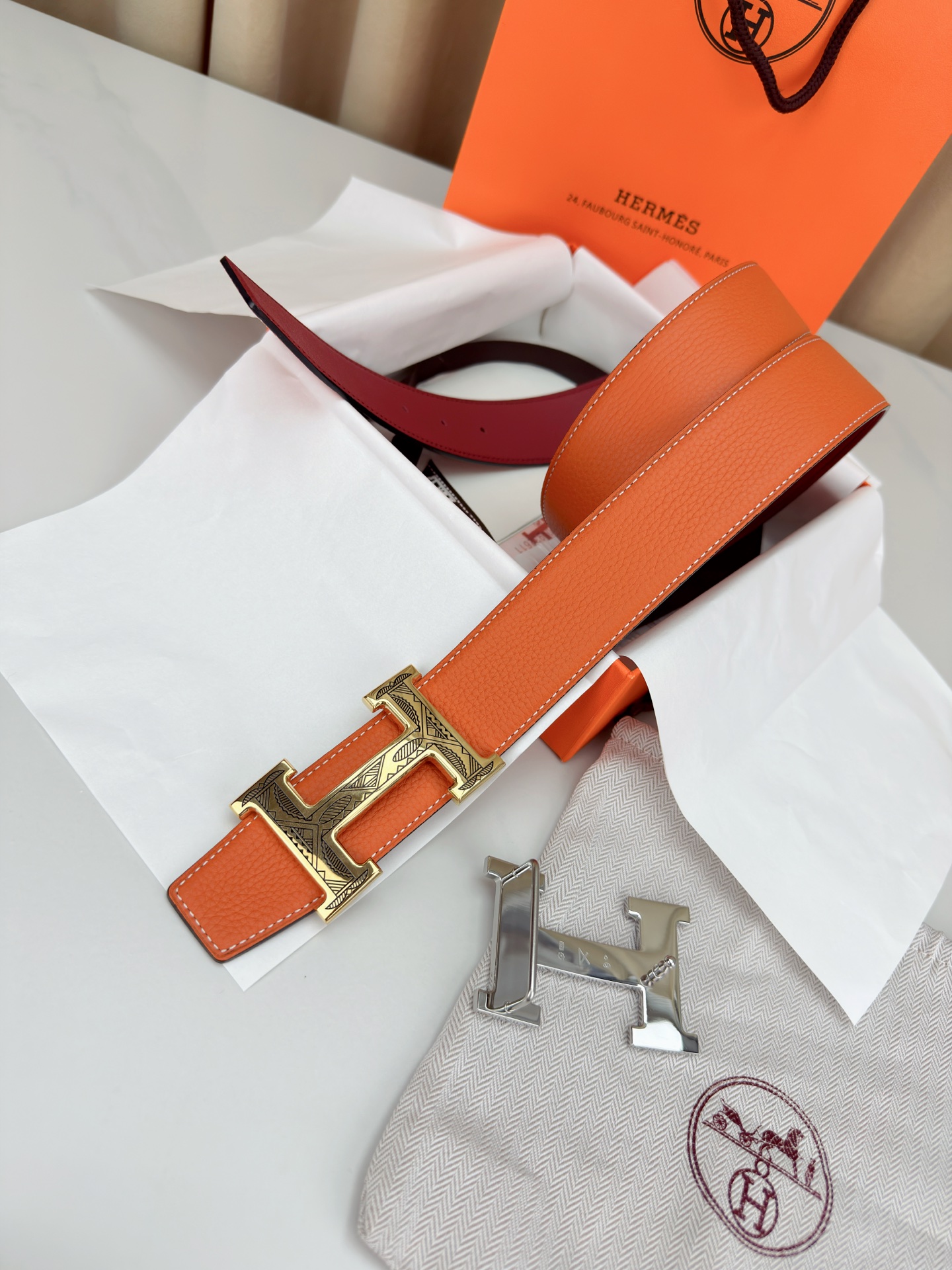 3.8宽精品钢扣，爱马仕尊享腰带。枣红皮革底经典永恒，银黑 金黑H扣奢华夺目，雕花民族风纹饰独特，橙色纸