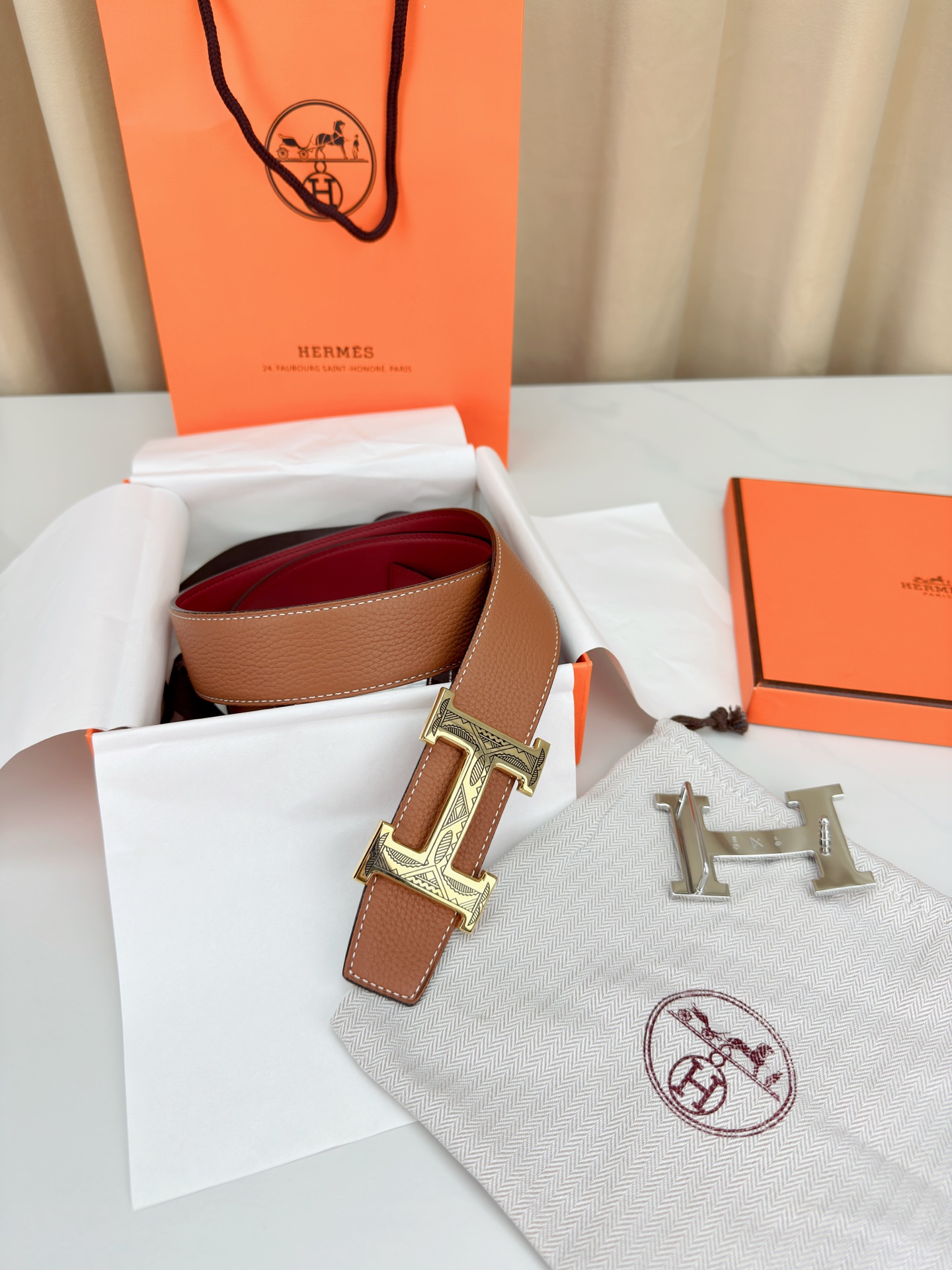 3.8宽精品钢扣，爱马仕尊享腰带。枣红皮革底经典永恒，银黑 金黑H扣奢华夺目，雕花民族风纹饰独特，橙色纸