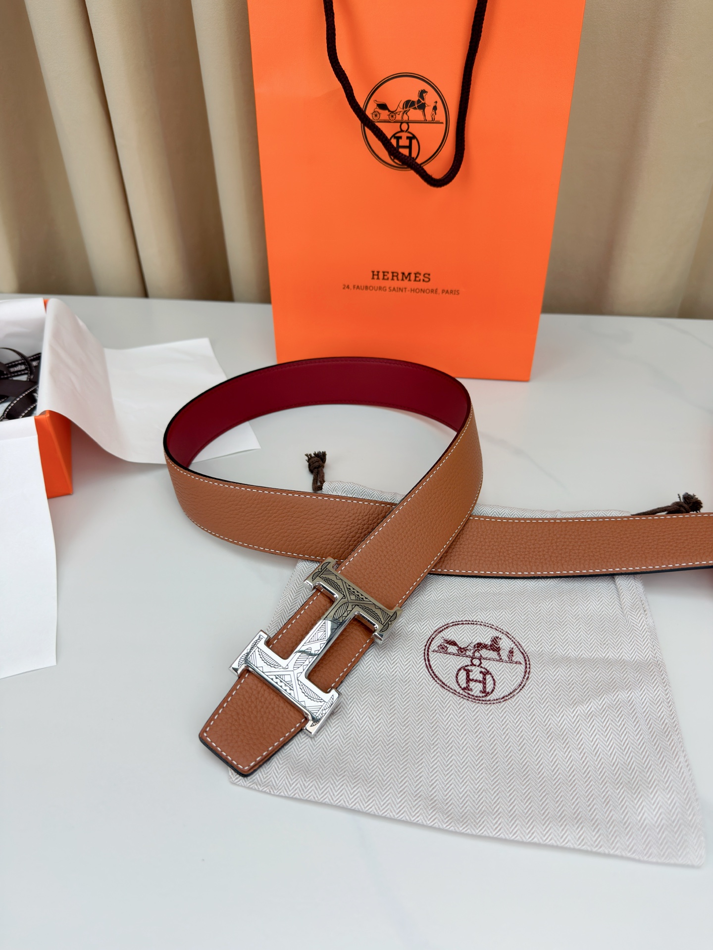 3.8宽精品钢扣，爱马仕尊享腰带。枣红皮革底经典永恒，银黑 金黑H扣奢华夺目，雕花民族风纹饰独特，橙色纸