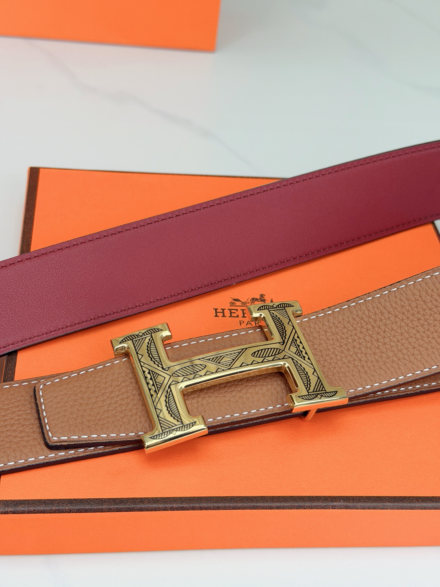 3.8宽精品钢扣，爱马仕尊享腰带。枣红皮革底经典永恒，银黑 金黑H扣奢华夺目，雕花民族风纹饰独特，橙色纸