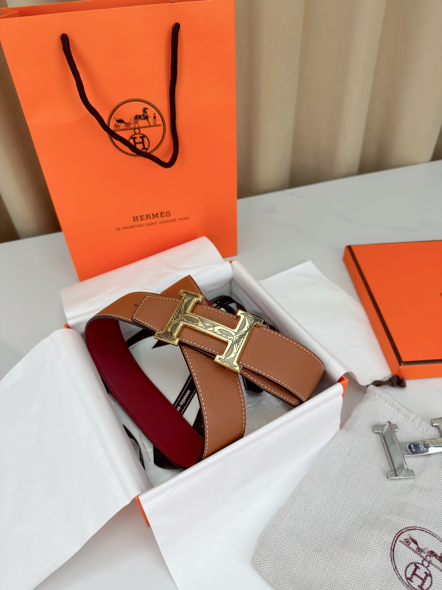 3.8宽精品钢扣，爱马仕尊享腰带。枣红皮革底经典永恒，银黑 金黑H扣奢华夺目，雕花民族风纹饰独特，橙色纸