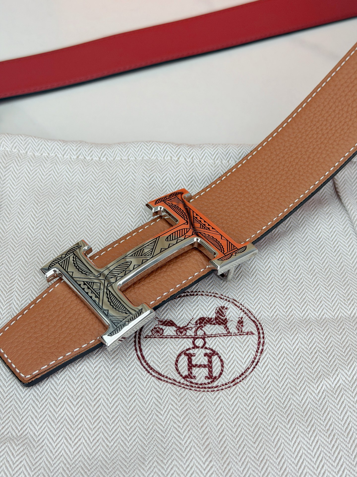 3.8宽精品钢扣，爱马仕尊享腰带。枣红皮革底经典永恒，银黑 金黑H扣奢华夺目，雕花民族风纹饰独特，橙色纸