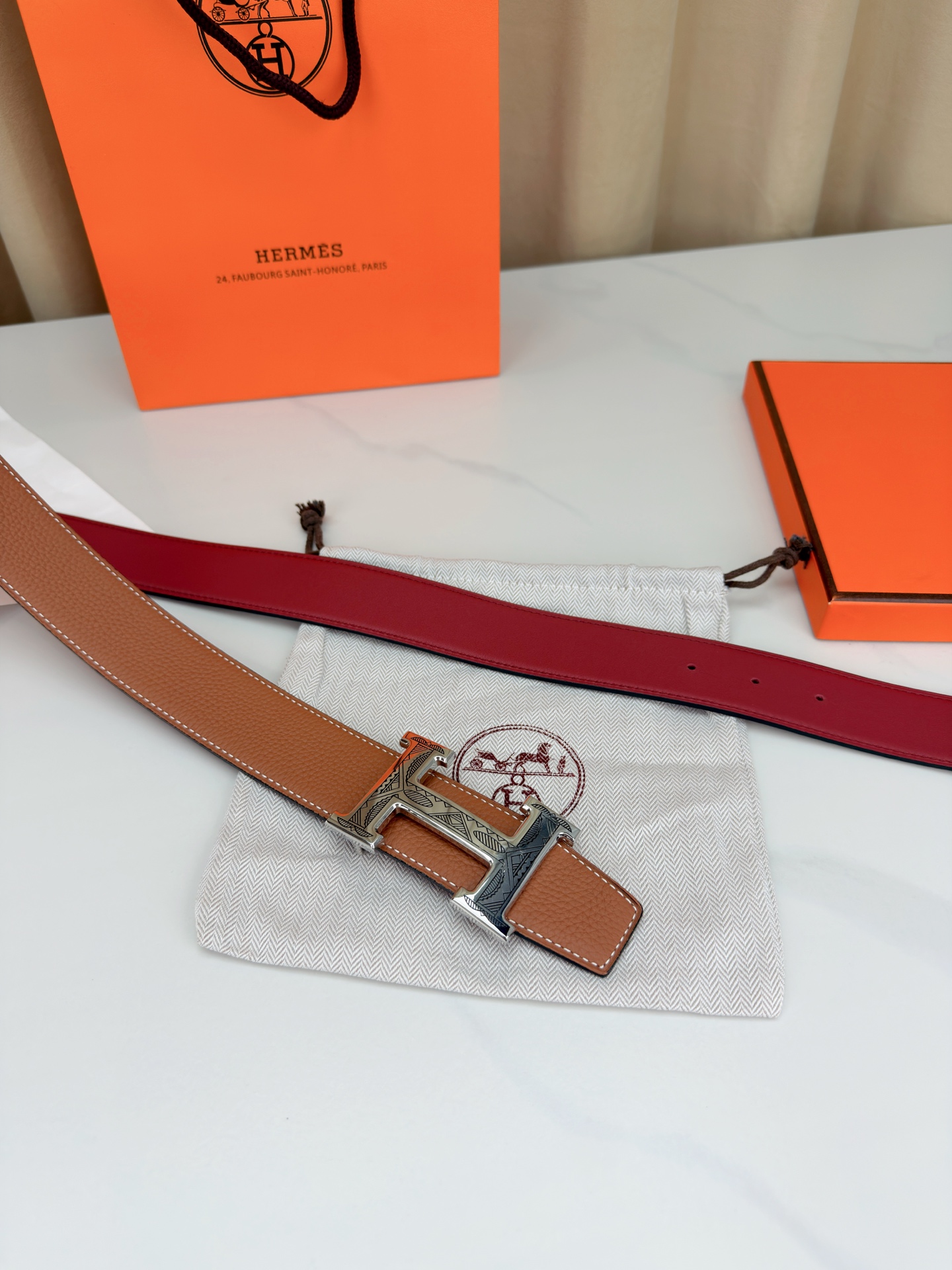 3.8宽精品钢扣，爱马仕尊享腰带。枣红皮革底经典永恒，银黑 金黑H扣奢华夺目，雕花民族风纹饰独特，橙色纸