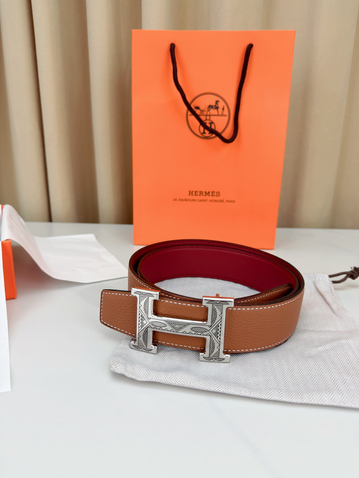 3.8宽精品钢扣，爱马仕尊享腰带。枣红皮革底经典永恒，银黑 金黑H扣奢华夺目，雕花民族风纹饰独特，橙色纸