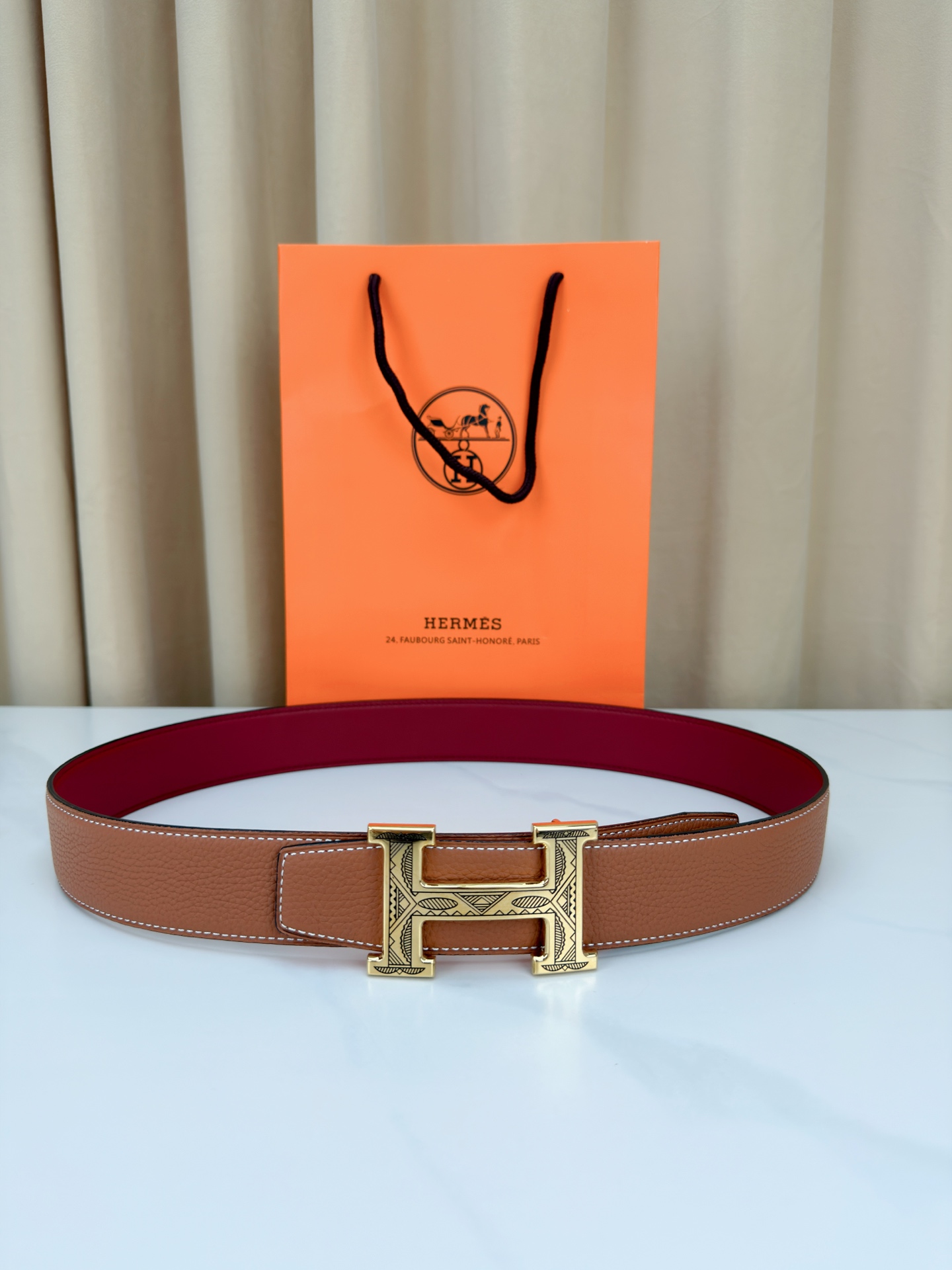 3.8宽精品钢扣，爱马仕尊享腰带。枣红皮革底经典永恒，银黑 金黑H扣奢华夺目，雕花民族风纹饰独特，橙色纸