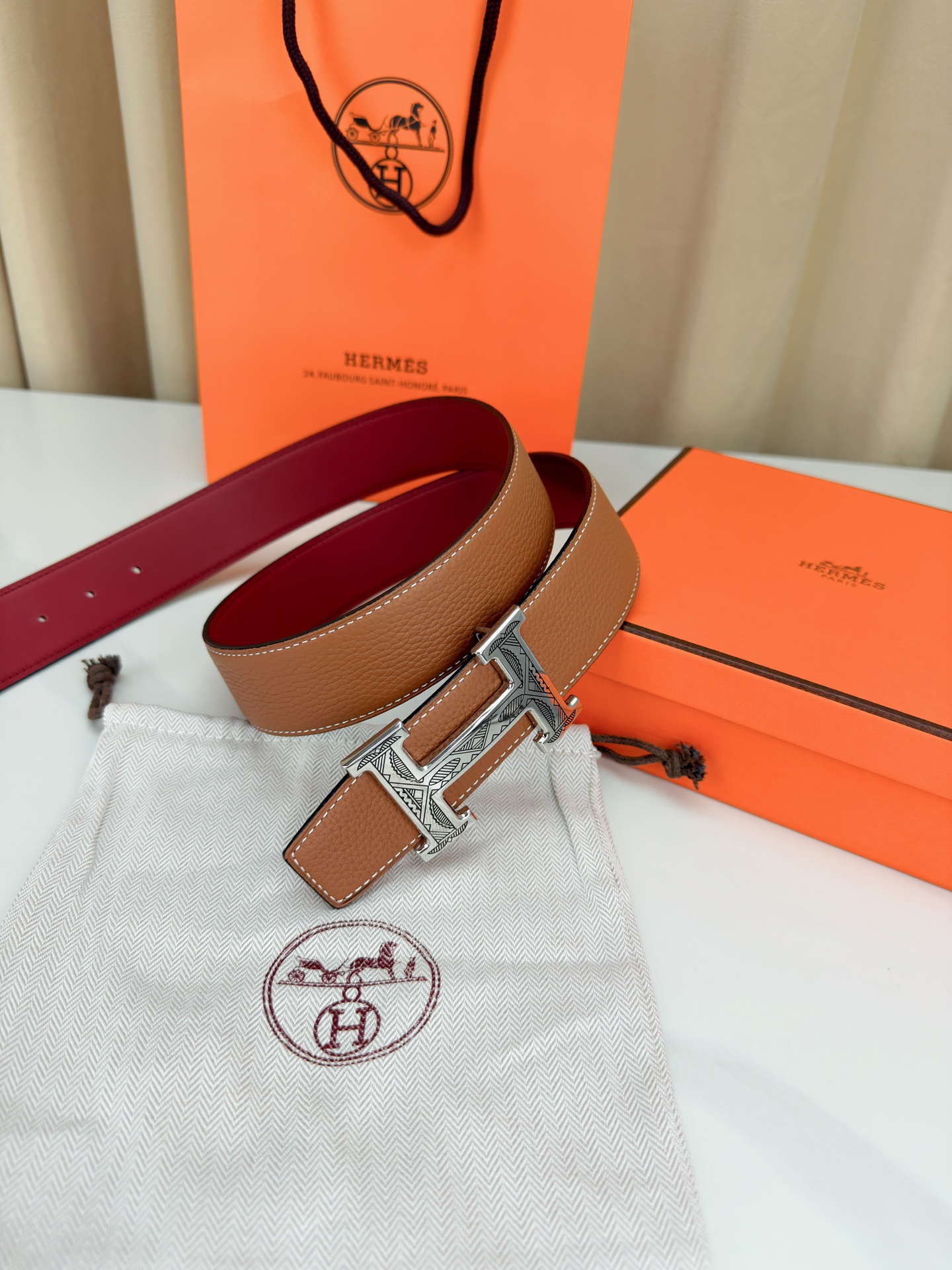 3.8宽精品钢扣，爱马仕尊享腰带。枣红皮革底经典永恒，银黑 金黑H扣奢华夺目，雕花民族风纹饰独特，橙色纸