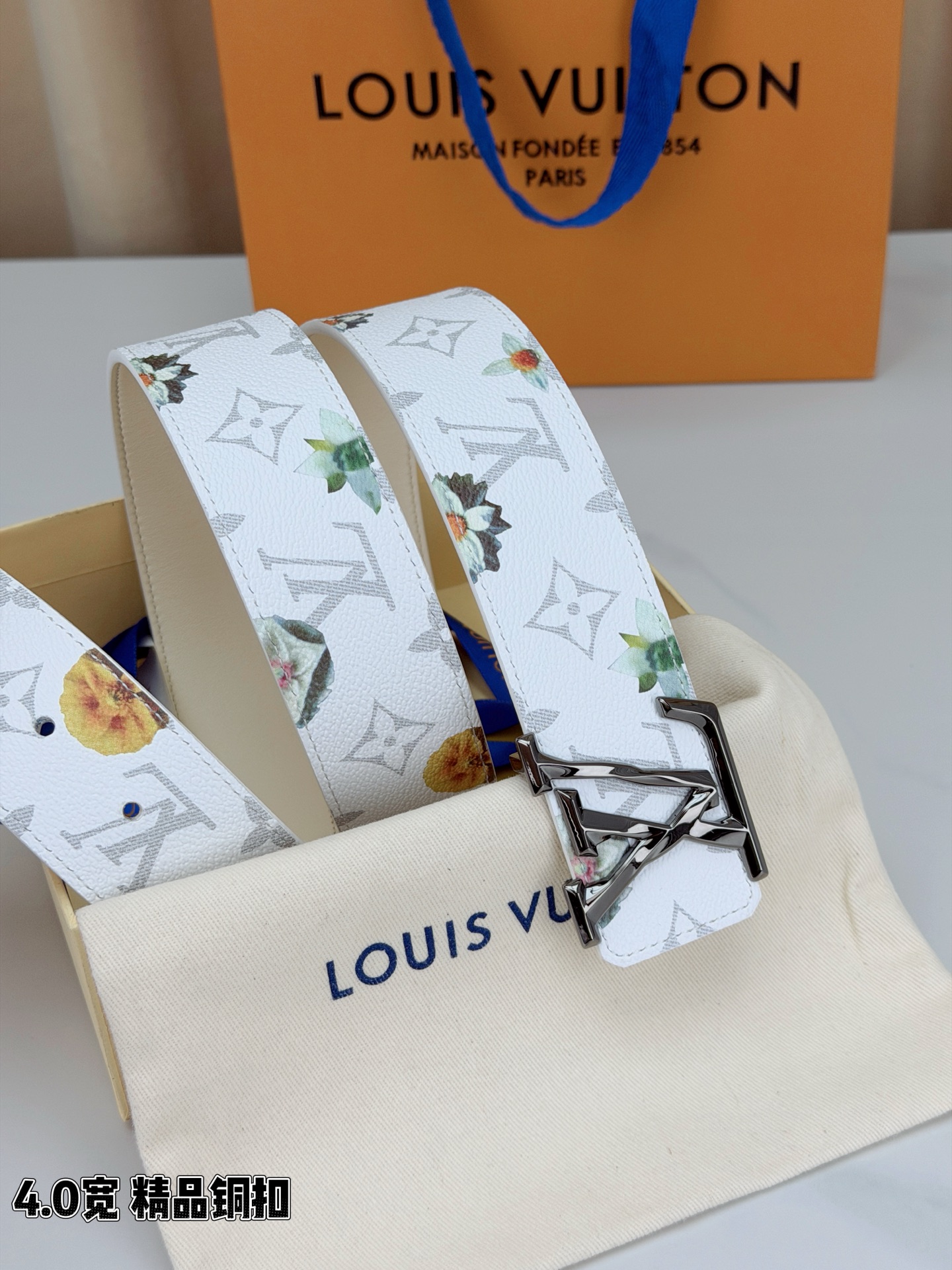 4.0宽 LV Initiales Monogram Flower 双面腰带以 Monogram 印花和