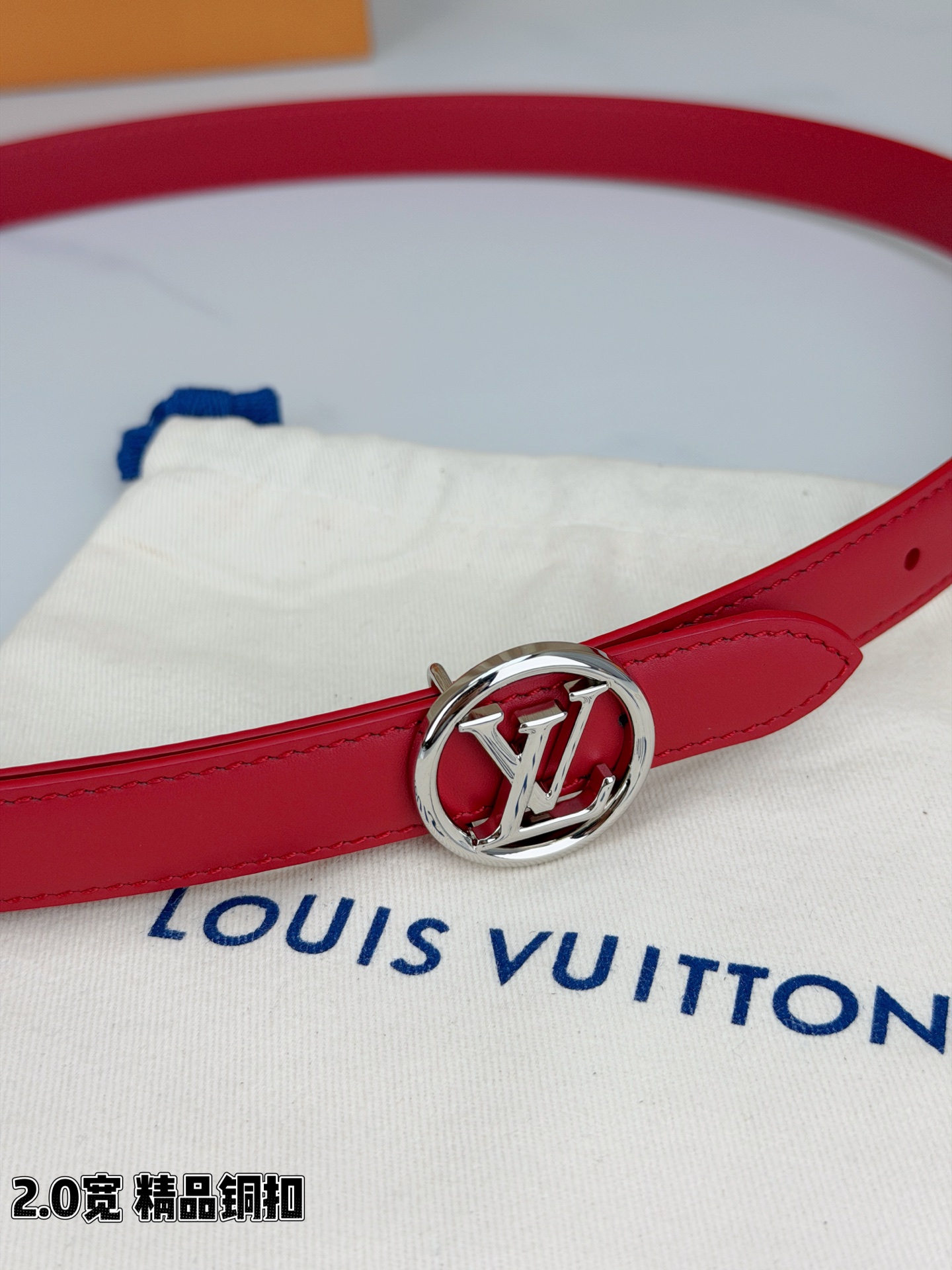 路易威登2.0宽细腰带，金色铜扣镌刻经典LV标识，光影流转间熠熠生辉。红黑双色可选，皮革细腻柔软，同色缝