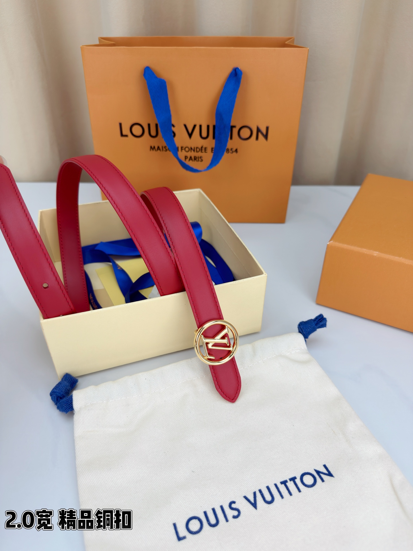 路易威登2.0宽细腰带，金色铜扣镌刻经典LV标识，光影流转间熠熠生辉。红黑双色可选，皮革细腻柔软，同色缝