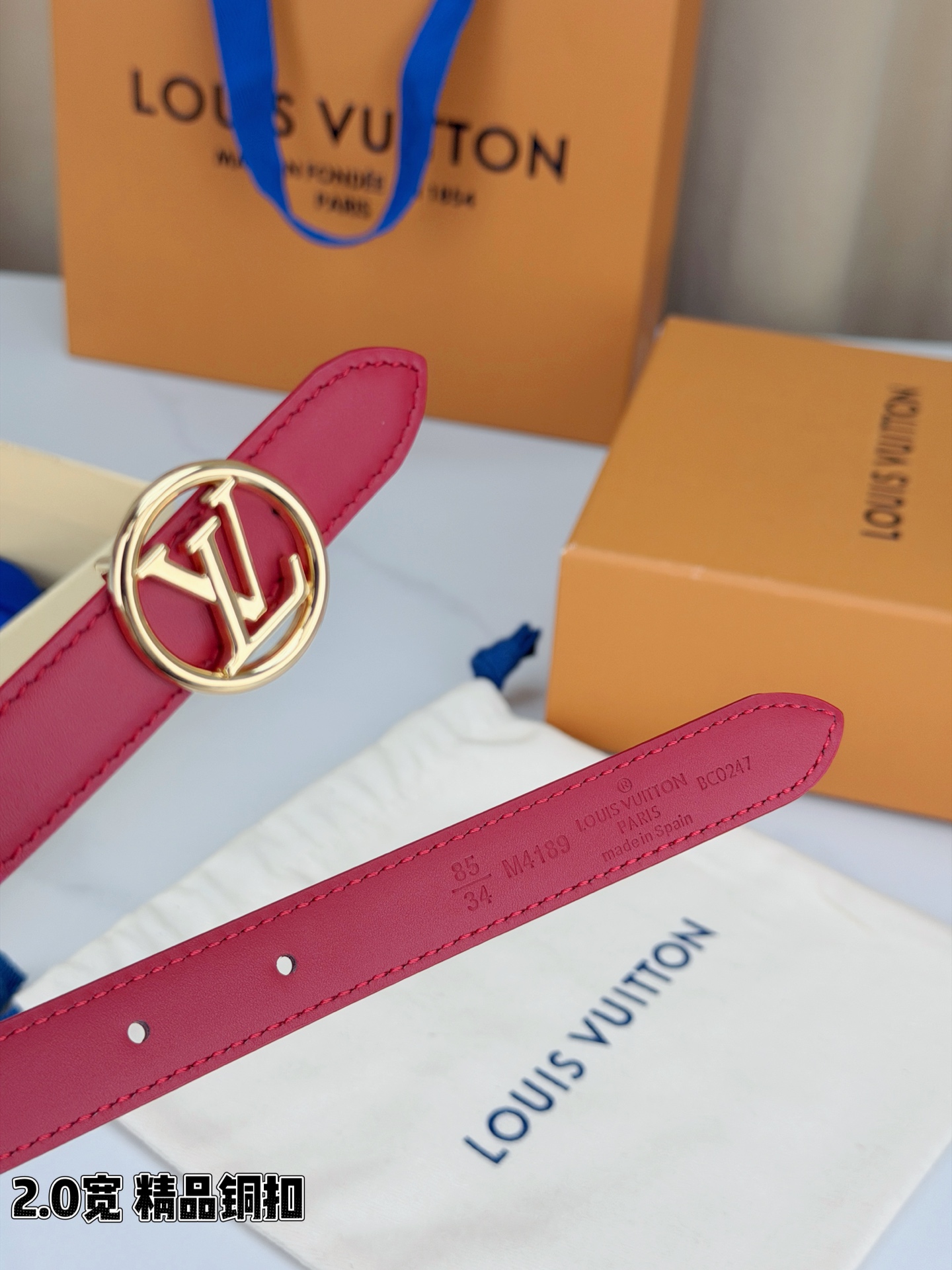路易威登2.0宽细腰带，金色铜扣镌刻经典LV标识，光影流转间熠熠生辉。红黑双色可选，皮革细腻柔软，同色缝