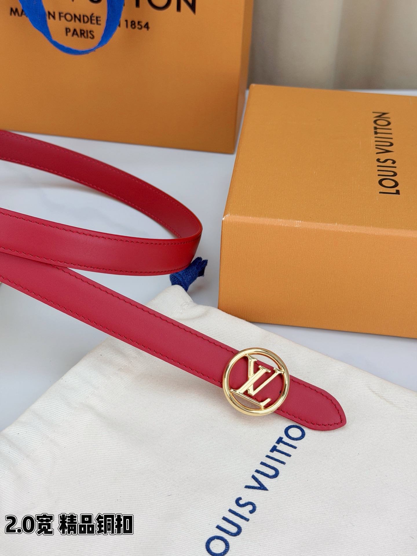 路易威登2.0宽细腰带，金色铜扣镌刻经典LV标识，光影流转间熠熠生辉。红黑双色可选，皮革细腻柔软，同色缝