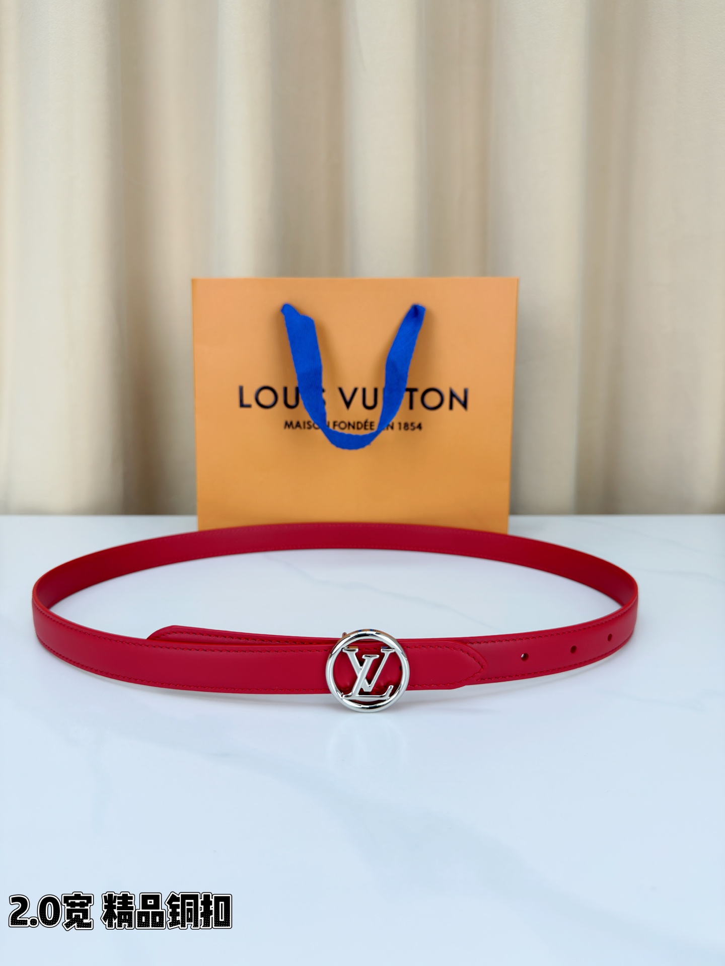 路易威登2.0宽细腰带，金色铜扣镌刻经典LV标识，光影流转间熠熠生辉。红黑双色可选，皮革细腻柔软，同色缝