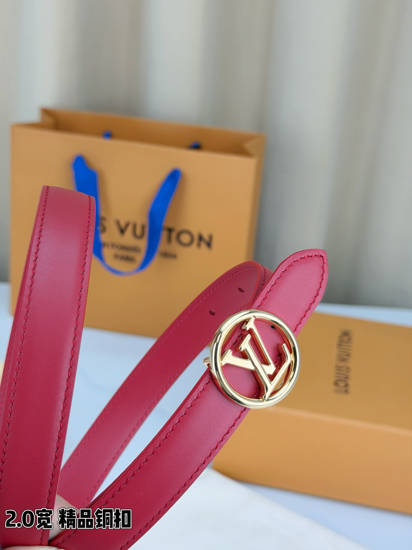 路易威登2.0宽细腰带，金色铜扣镌刻经典LV标识，光影流转间熠熠生辉。红黑双色可选，皮革细腻柔软，同色缝