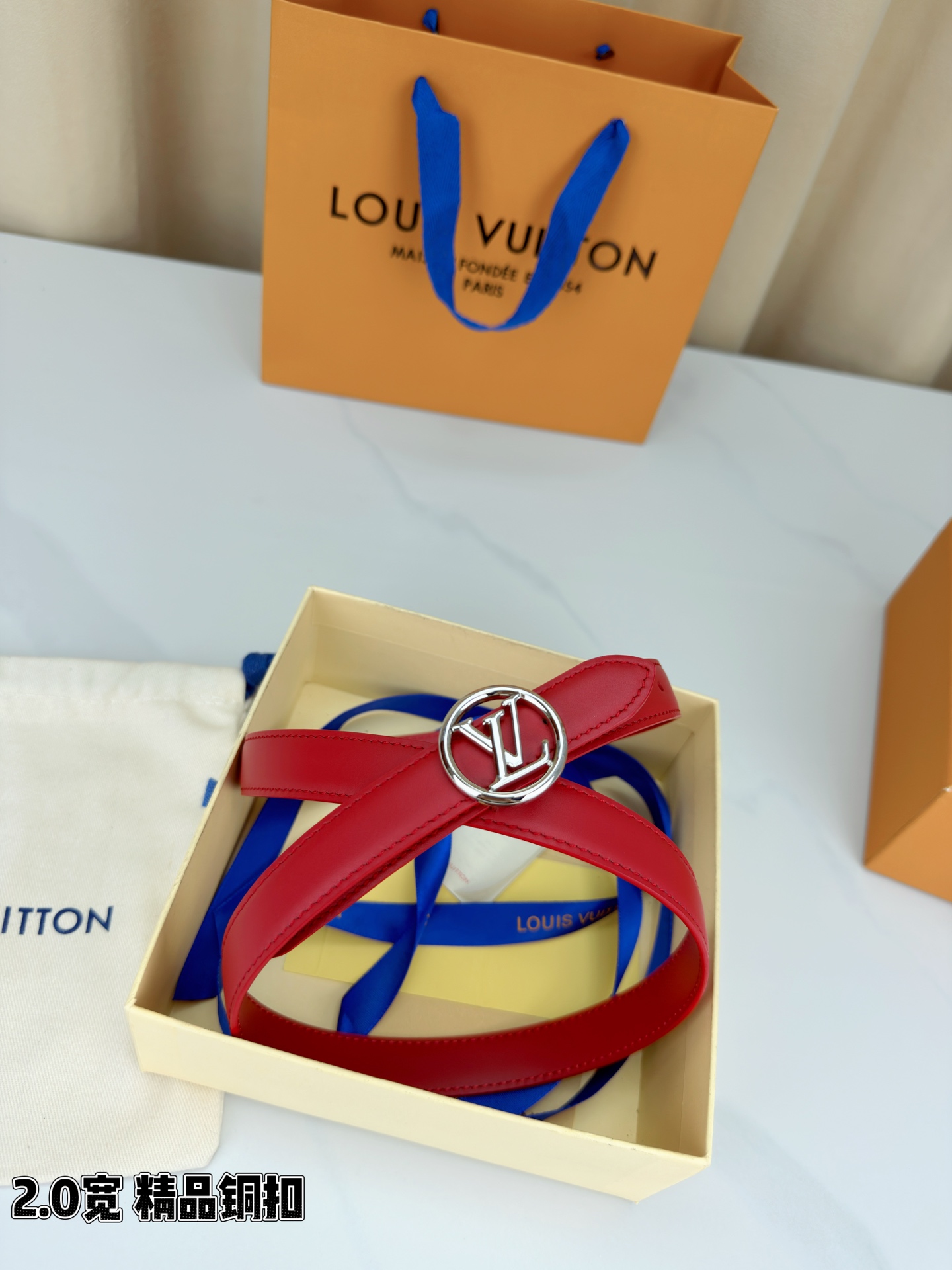 路易威登2.0宽细腰带，金色铜扣镌刻经典LV标识，光影流转间熠熠生辉。红黑双色可选，皮革细腻柔软，同色缝