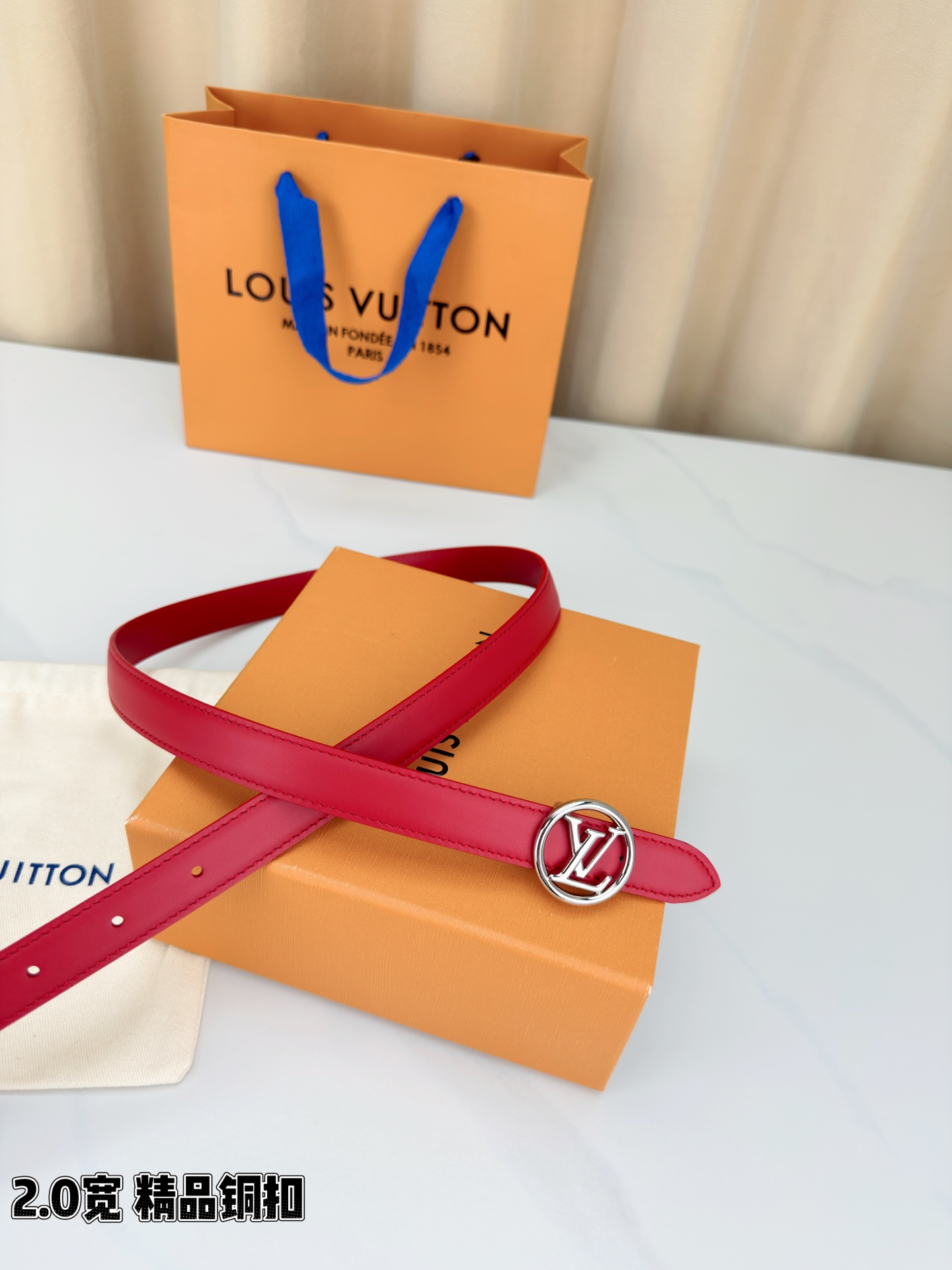 路易威登2.0宽细腰带，金色铜扣镌刻经典LV标识，光影流转间熠熠生辉。红黑双色可选，皮革细腻柔软，同色缝