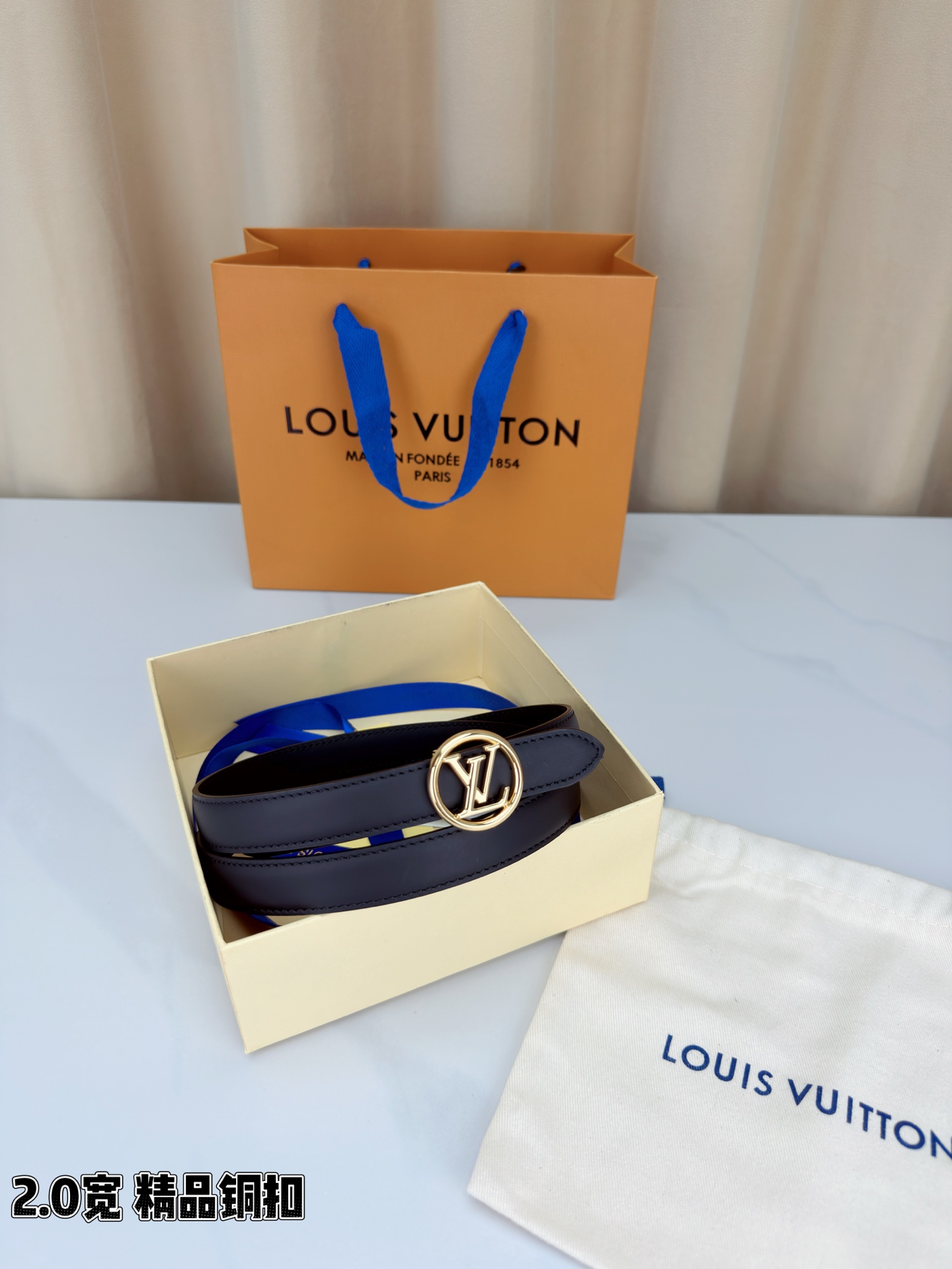 路易威登2.0宽细腰带，金色铜扣镌刻经典LV标识，光影流转间熠熠生辉。红黑双色可选，皮革细腻柔软，同色缝
