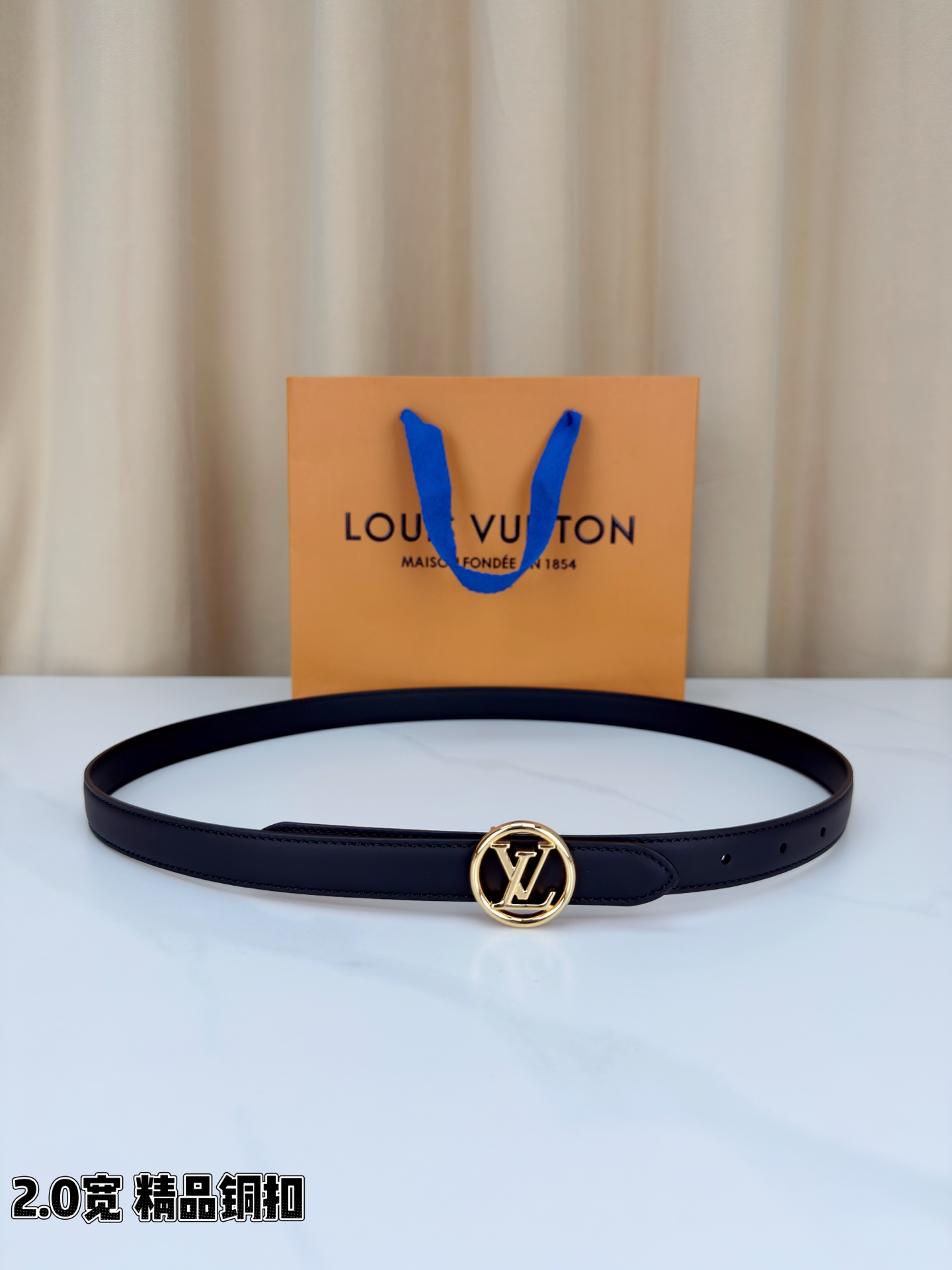 路易威登2.0宽细腰带，金色铜扣镌刻经典LV标识，光影流转间熠熠生辉。红黑双色可选，皮革细腻柔软，同色缝