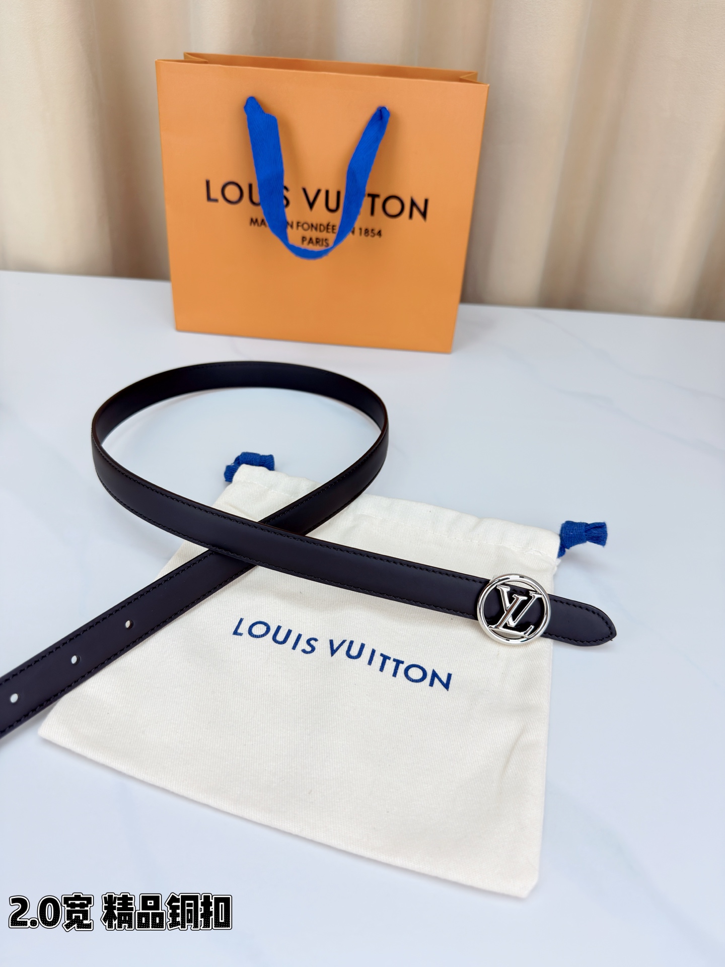 路易威登2.0宽细腰带，金色铜扣镌刻经典LV标识，光影流转间熠熠生辉。红黑双色可选，皮革细腻柔软，同色缝