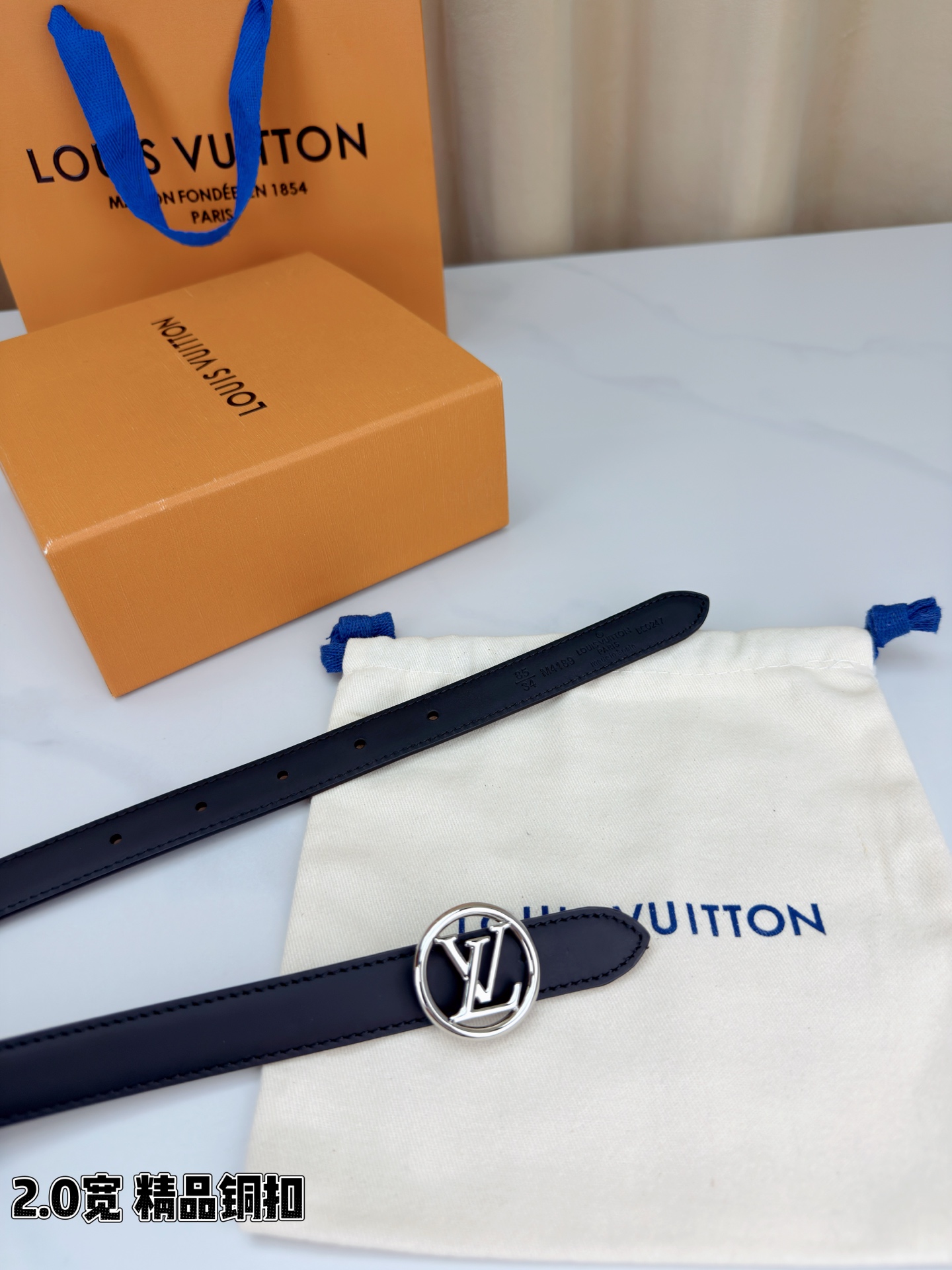 路易威登2.0宽细腰带，金色铜扣镌刻经典LV标识，光影流转间熠熠生辉。红黑双色可选，皮革细腻柔软，同色缝