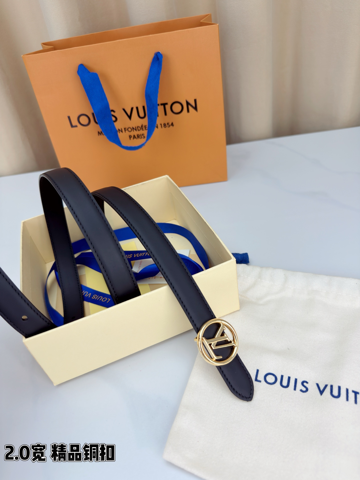 路易威登2.0宽细腰带，金色铜扣镌刻经典LV标识，光影流转间熠熠生辉。红黑双色可选，皮革细腻柔软，同色缝