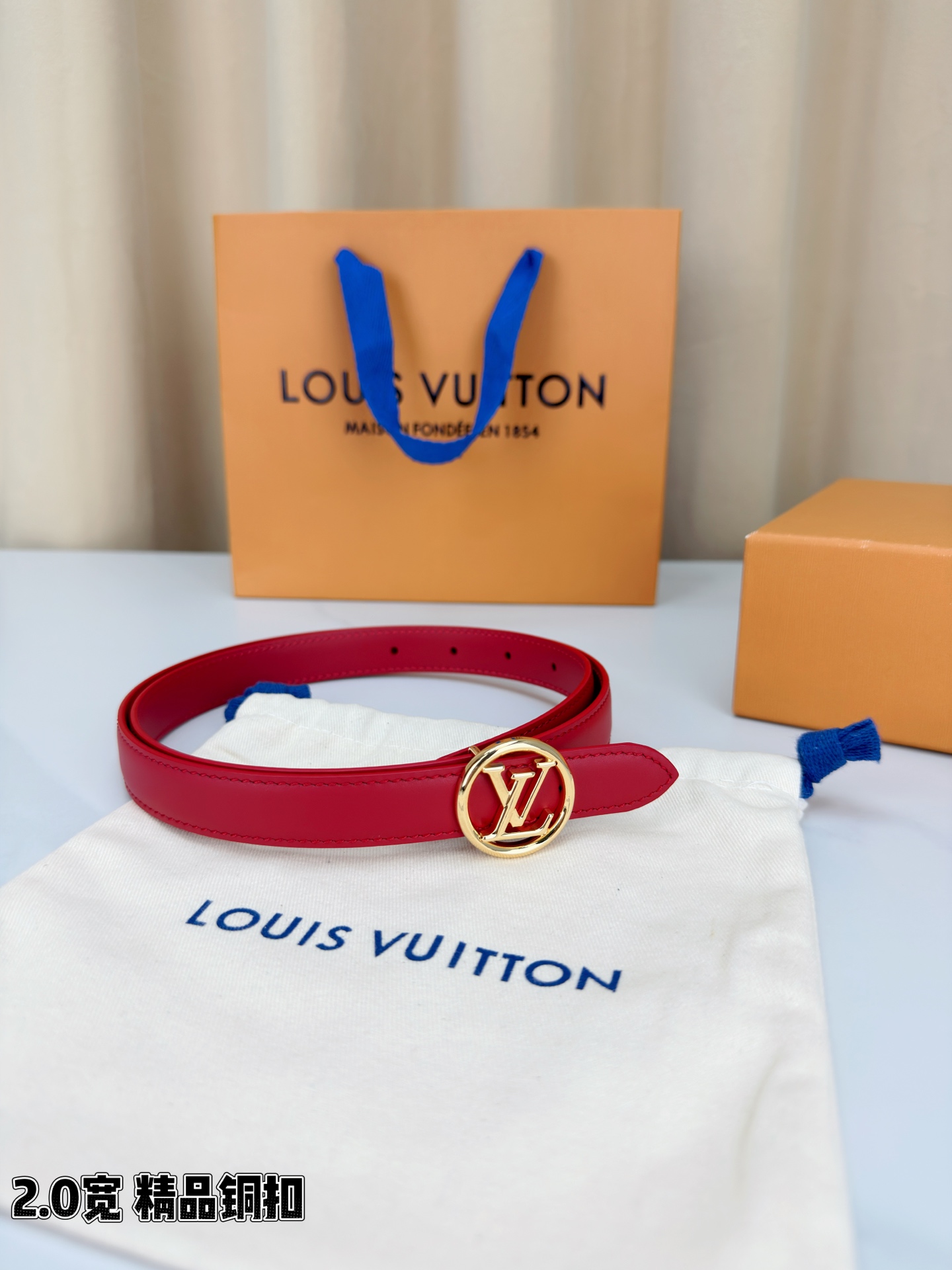 路易威登2.0宽细腰带，金色铜扣镌刻经典LV标识，光影流转间熠熠生辉。红黑双色可选，皮革细腻柔软，同色缝