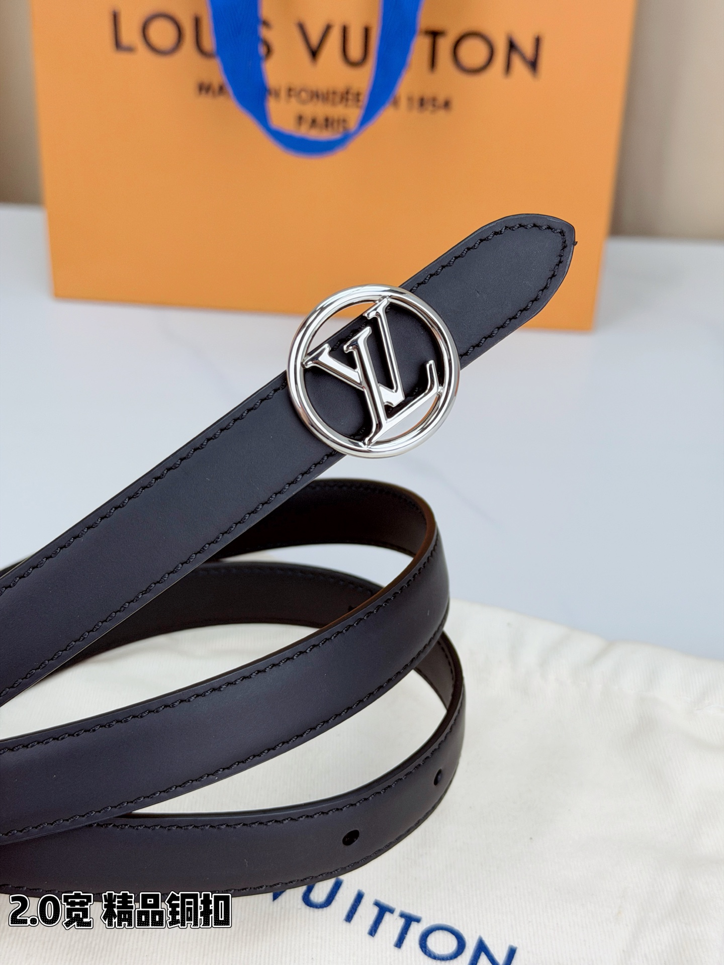 路易威登2.0宽细腰带，金色铜扣镌刻经典LV标识，光影流转间熠熠生辉。红黑双色可选，皮革细腻柔软，同色缝