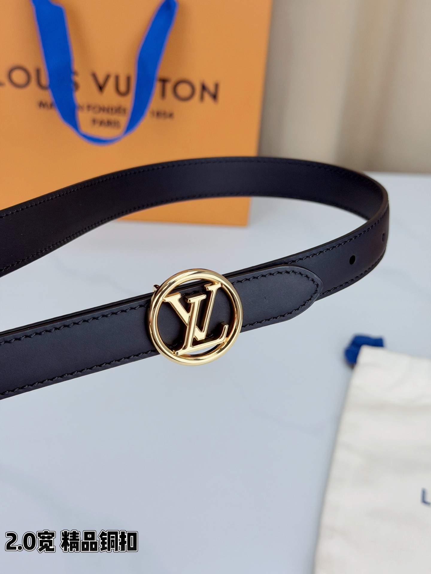 路易威登2.0宽细腰带，金色铜扣镌刻经典LV标识，光影流转间熠熠生辉。红黑双色可选，皮革细腻柔软，同色缝