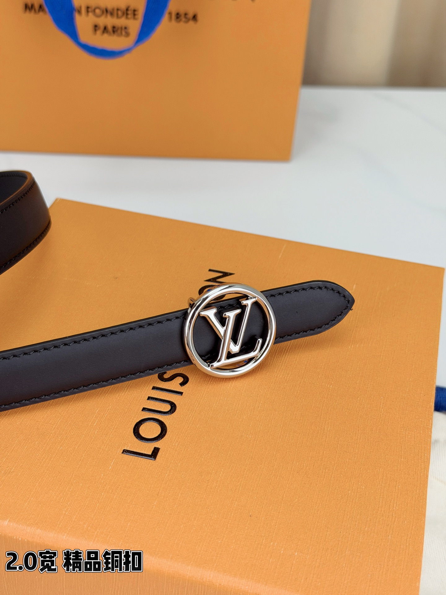 路易威登2.0宽细腰带，金色铜扣镌刻经典LV标识，光影流转间熠熠生辉。红黑双色可选，皮革细腻柔软，同色缝