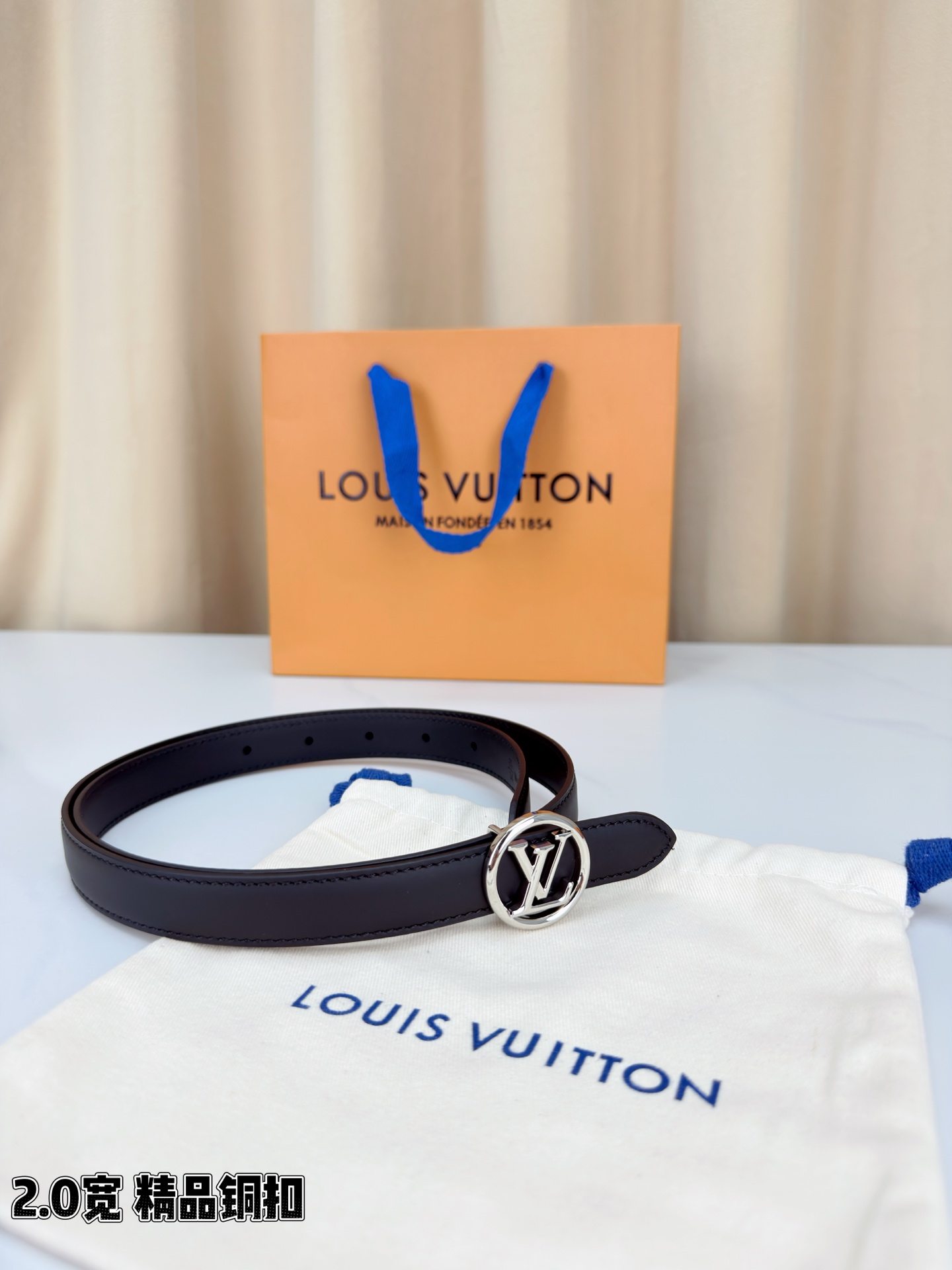 路易威登2.0宽细腰带，金色铜扣镌刻经典LV标识，光影流转间熠熠生辉。红黑双色可选，皮革细腻柔软，同色缝